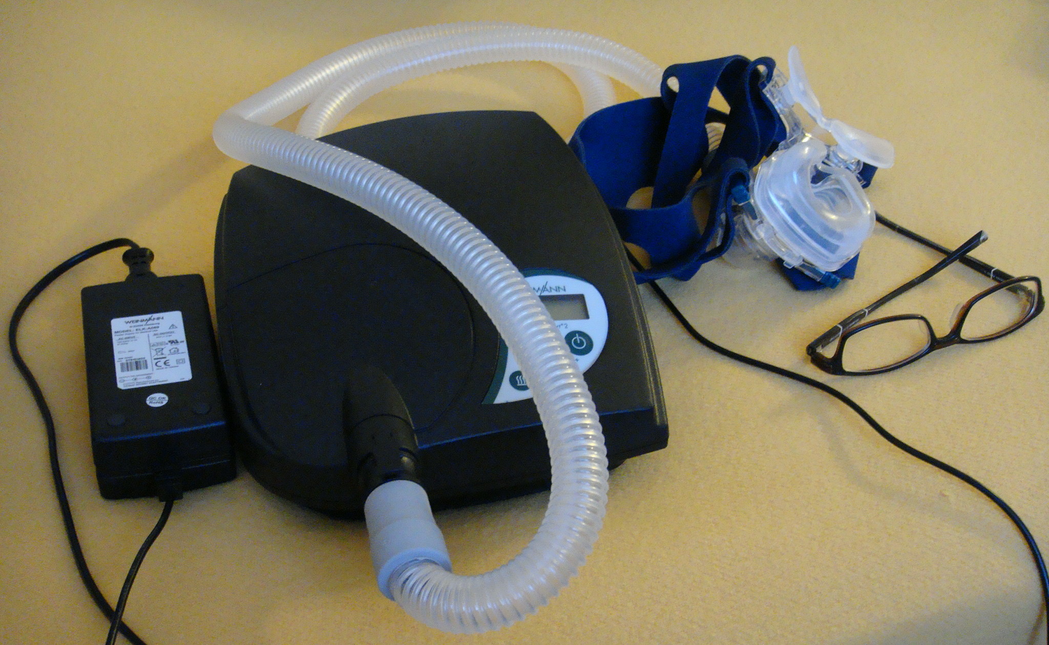 Se ha demostrado que el uso de máquinas CPAP mejora algunos de los trastornos cognitivos relacionados con la apnea obstructiva del sueño. Imagen: Wikimedia Commons.