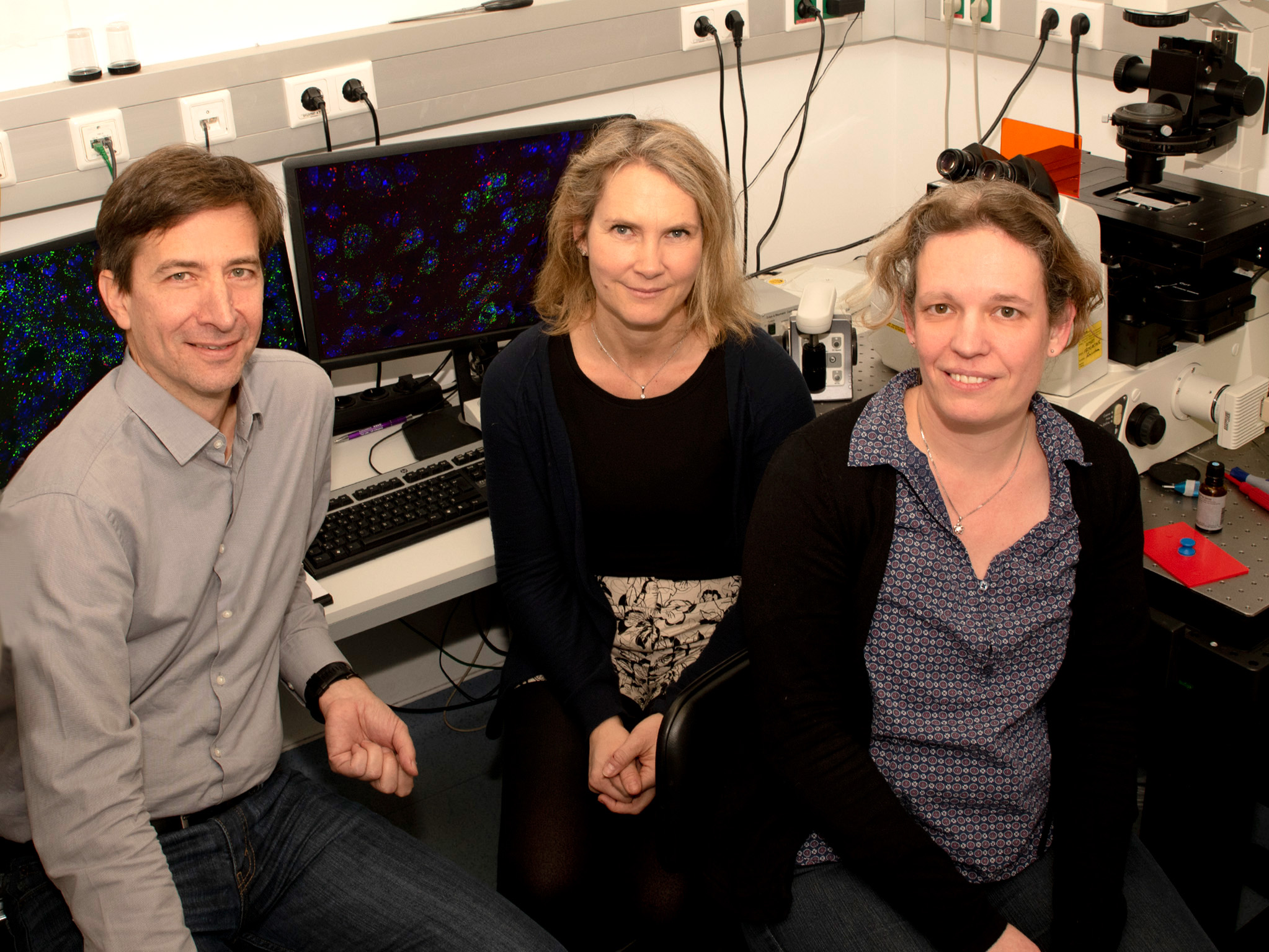 Los artífices de este descubrimiento (de izquierda a derecha): Dirk Dietrich,  Susanne Schoch y Karen van Loo, del Instituto de Neuropatología del Centro Médico de la Universidad de Bonn. (c) Foto: Katharina Wislsperger / UKB