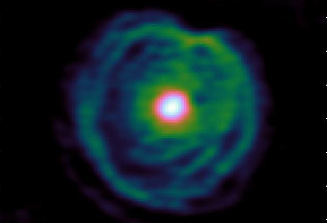 Estructuras espirales en gigantes rojas: Gracias a las nuevas observaciones del Observatorio ALMA en Chile, se hizo evidente que el viento estelar de esta gigante roja forma una espiral. Esto explicaría, de manera indirecta, que la estrella no está sola, sino que forma parte de un sistema binario. Crédito: ALMA (ESO/NAOJ/NRAO)/L. Decin et al.