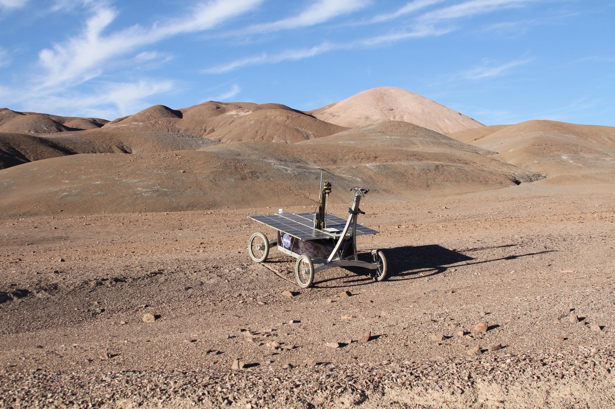 El rover de la NASA recogió con éxito muestras de sedimentos hasta una profundidad de 80 centímetros en el subsuelo del desierto chileno de Atacama. Imagen: Prof. Stephen B. Pointing / Frontiers.