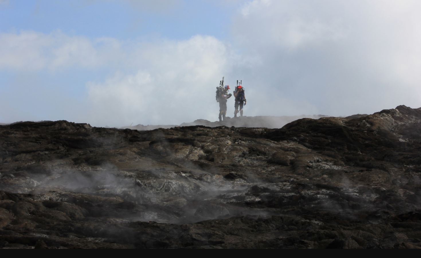 Allyson Brady y su colega en el Parque Nacional de los Volcanes de Hawái. Imagen: Zara Mirmalek / McMaster University.