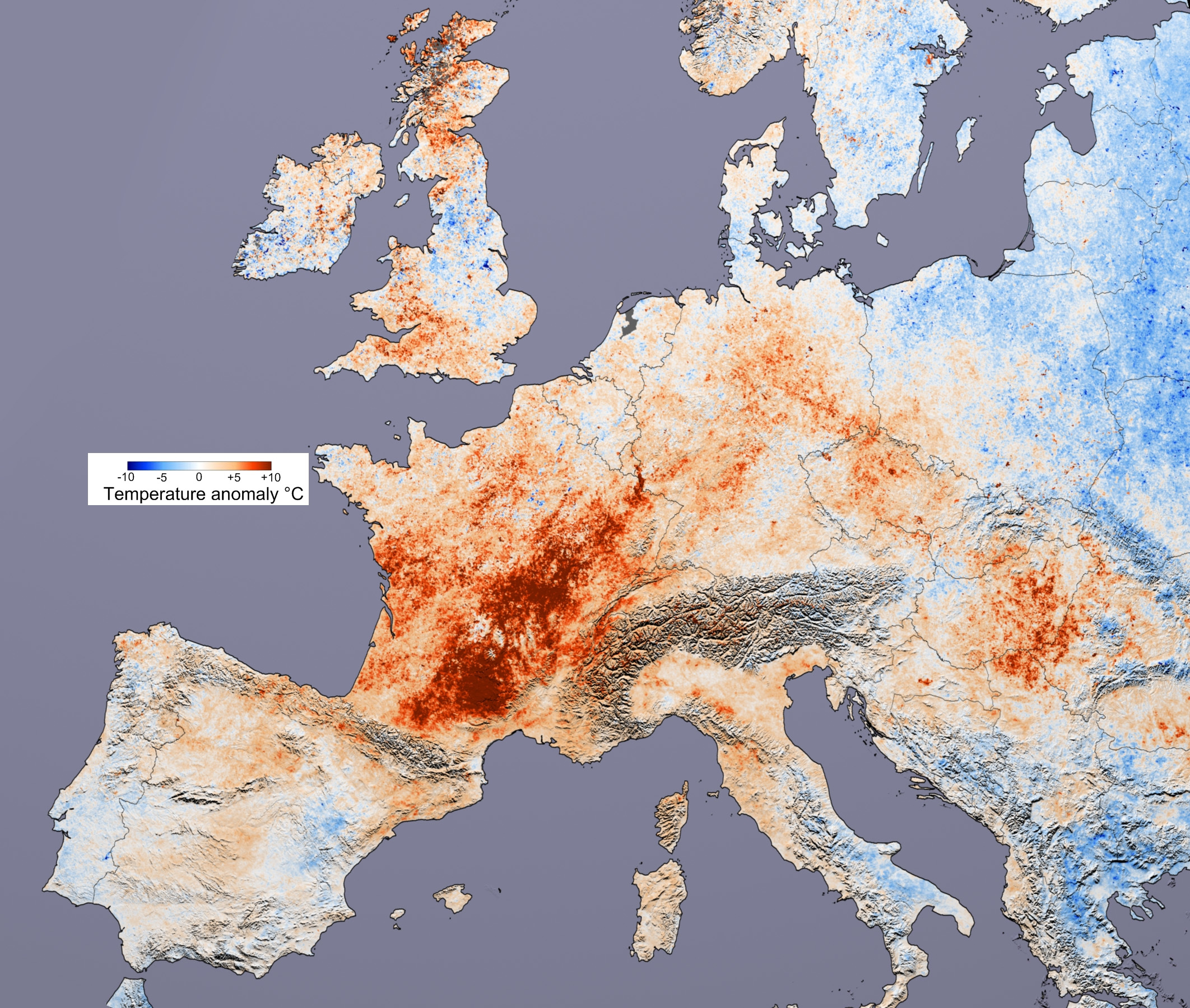 Diferencia de temperaturas respecto a la normal durante la ola de calor europea de 2003. Imagen cortesía de Reto Stockli y Robert Simmon, según los datos proporcionados por el Equipo de Ciencias de la Tierra de MODIS.