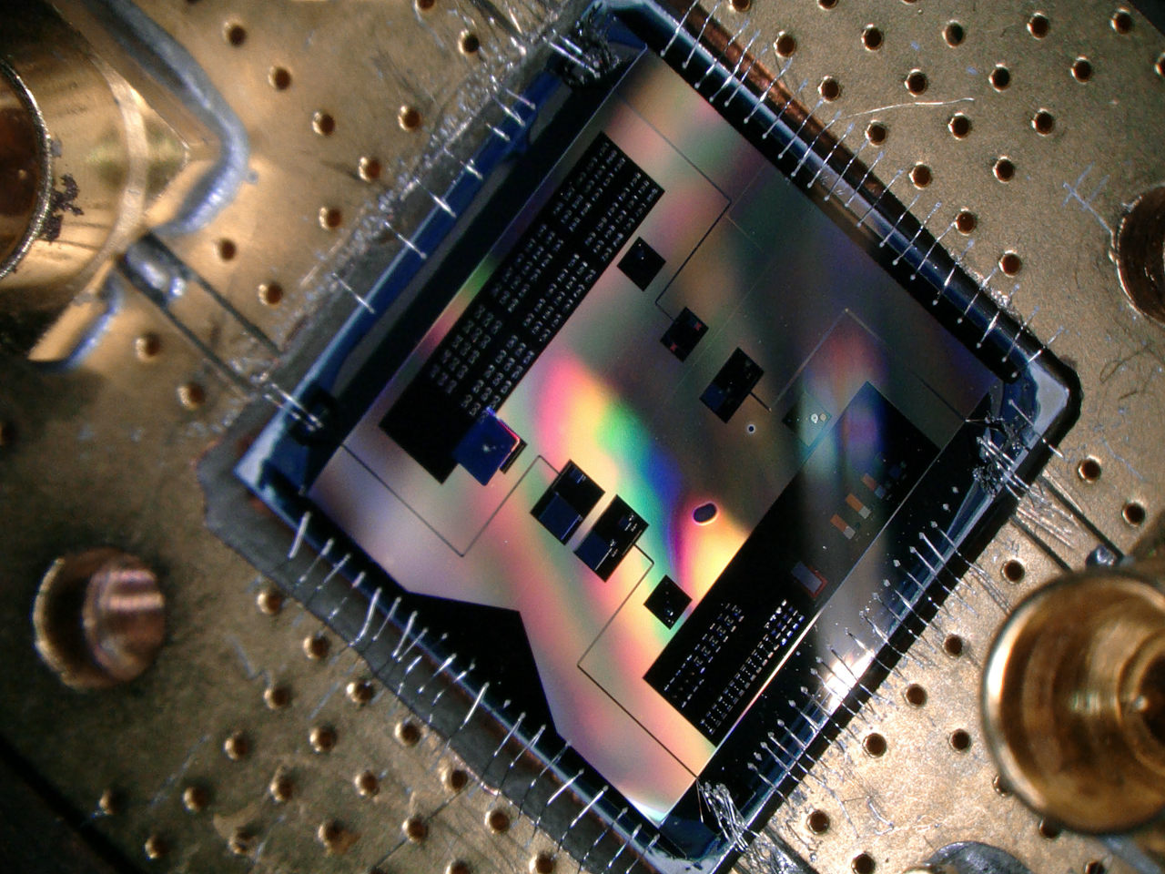 Este chip cuántico (1x1 cm) permite a los investigadores escuchar la señal de radio más débil permitida por la mecánica cuántica. Imagen: Delft University of Technology.