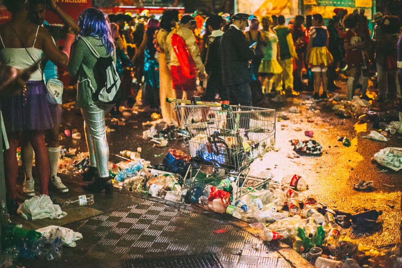 Imagen del Carnaval de Tenerife 2019: eventos populares generan toneladas de residuos en todo el mundo, ignorando las recomendaciones de Naciones Unidas y contribuyendo al deterioro del hábitat. Foto: Zireja.