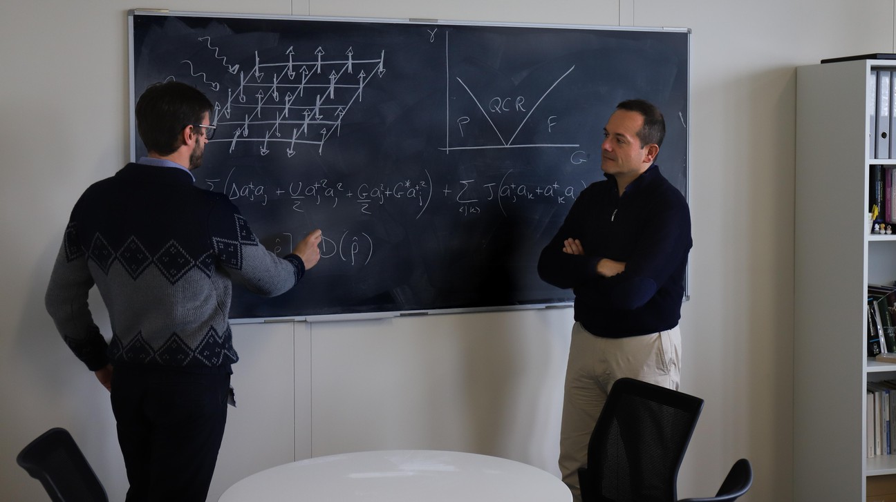 Riccardo Rota y Vincenzo Savona trabajan en el diseño de su simulador cuántico. Imagen: R. Ravasio / EPFL).