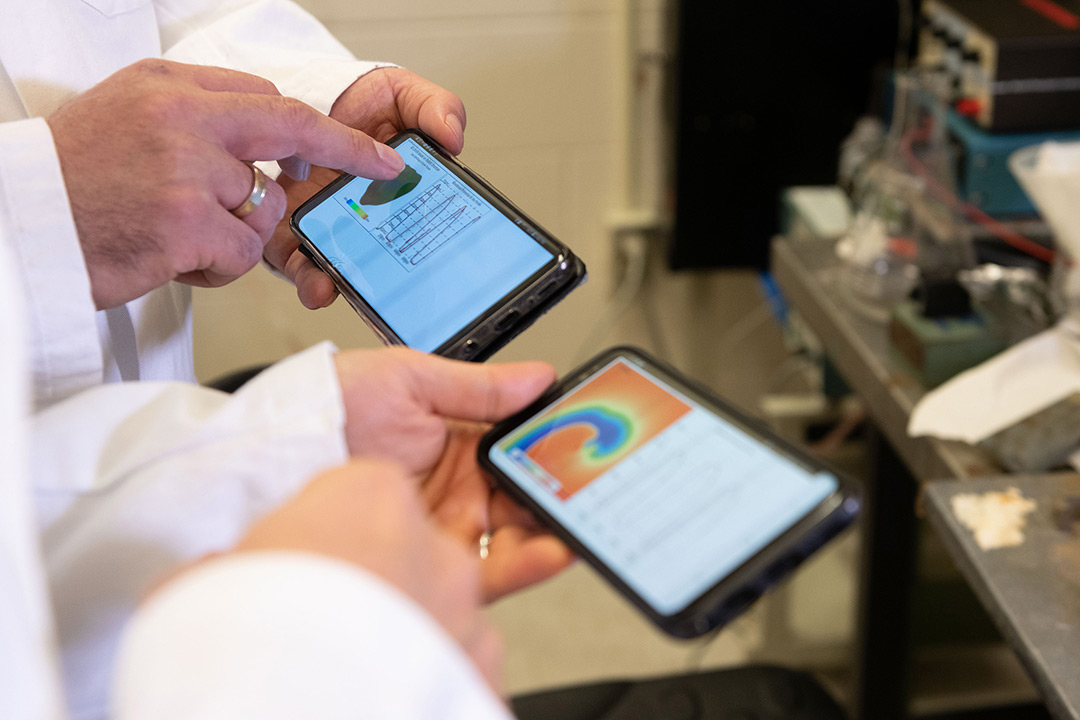 Un equipo de científicos ha desarrollado un nuevo enfoque para realizar simulaciones de la electrofisiología del corazón en tiempo real en teléfonos móviles. Imagen: Allison Carter / Georgia Tech.