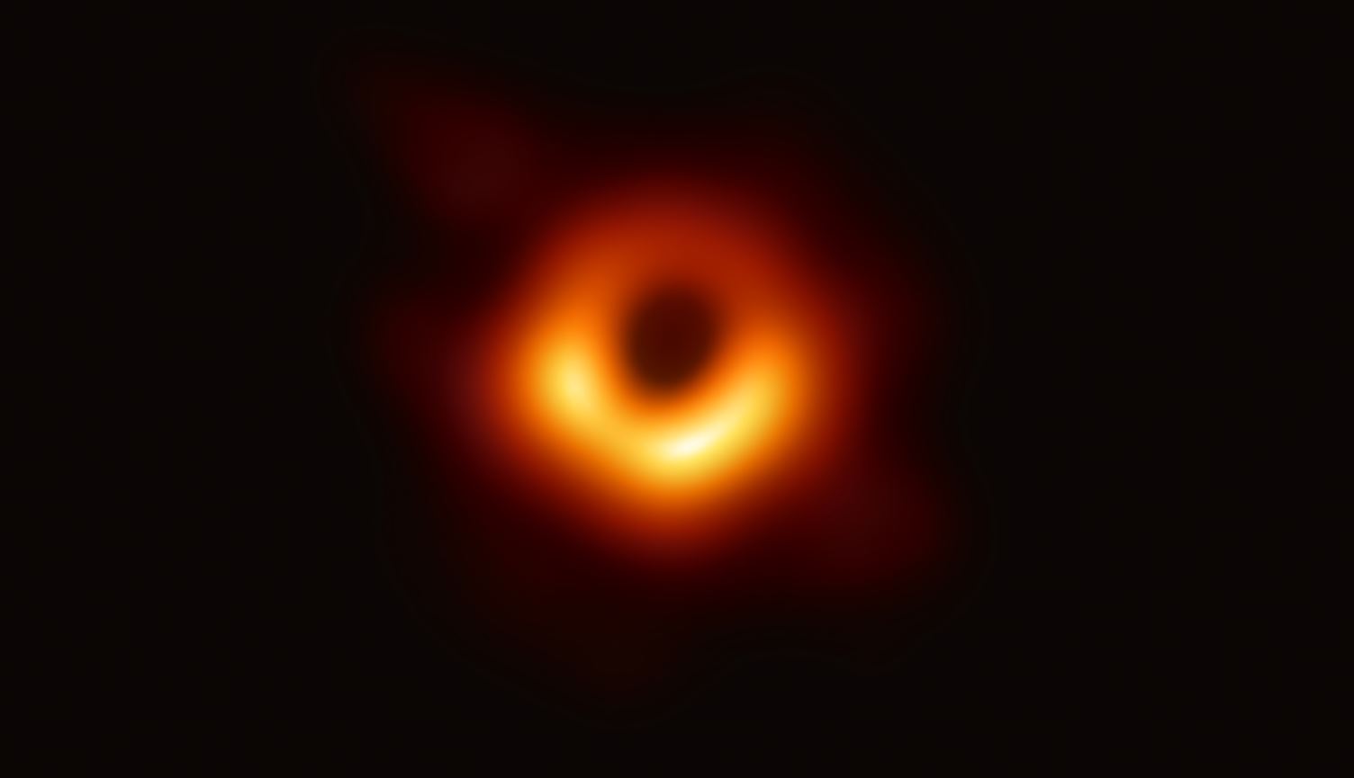 Agujero negro situado en el centro de la galaxia M87, rodeado por una emisión de gas caliente arremolinándose a su alrededor bajo la influencia de una fuerte gravedad bajo su horizonte de sucesos. Imagen: EHT.