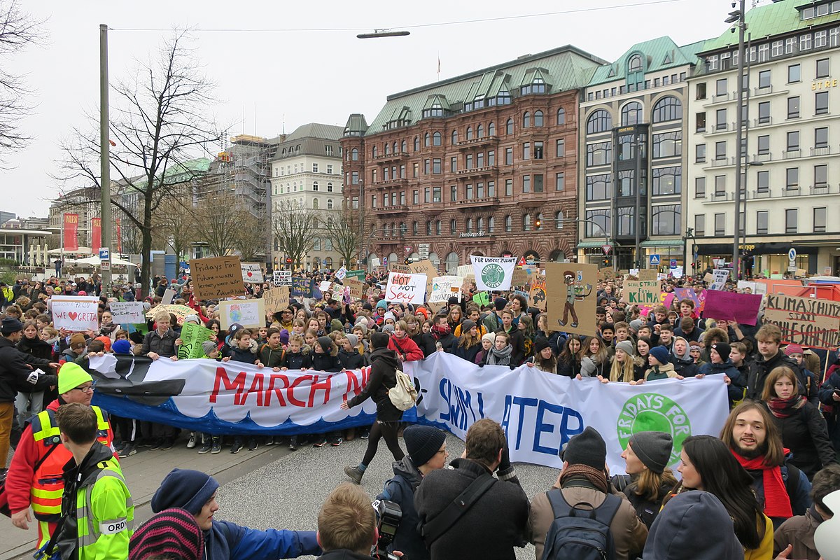 Manifestación "Viernes por el futuro", el pasado 1 de marzo en Hamburgo, con Greta Thunberg (detrás de la pancarta, con gorra blanca). Foto: Malte Hübner.