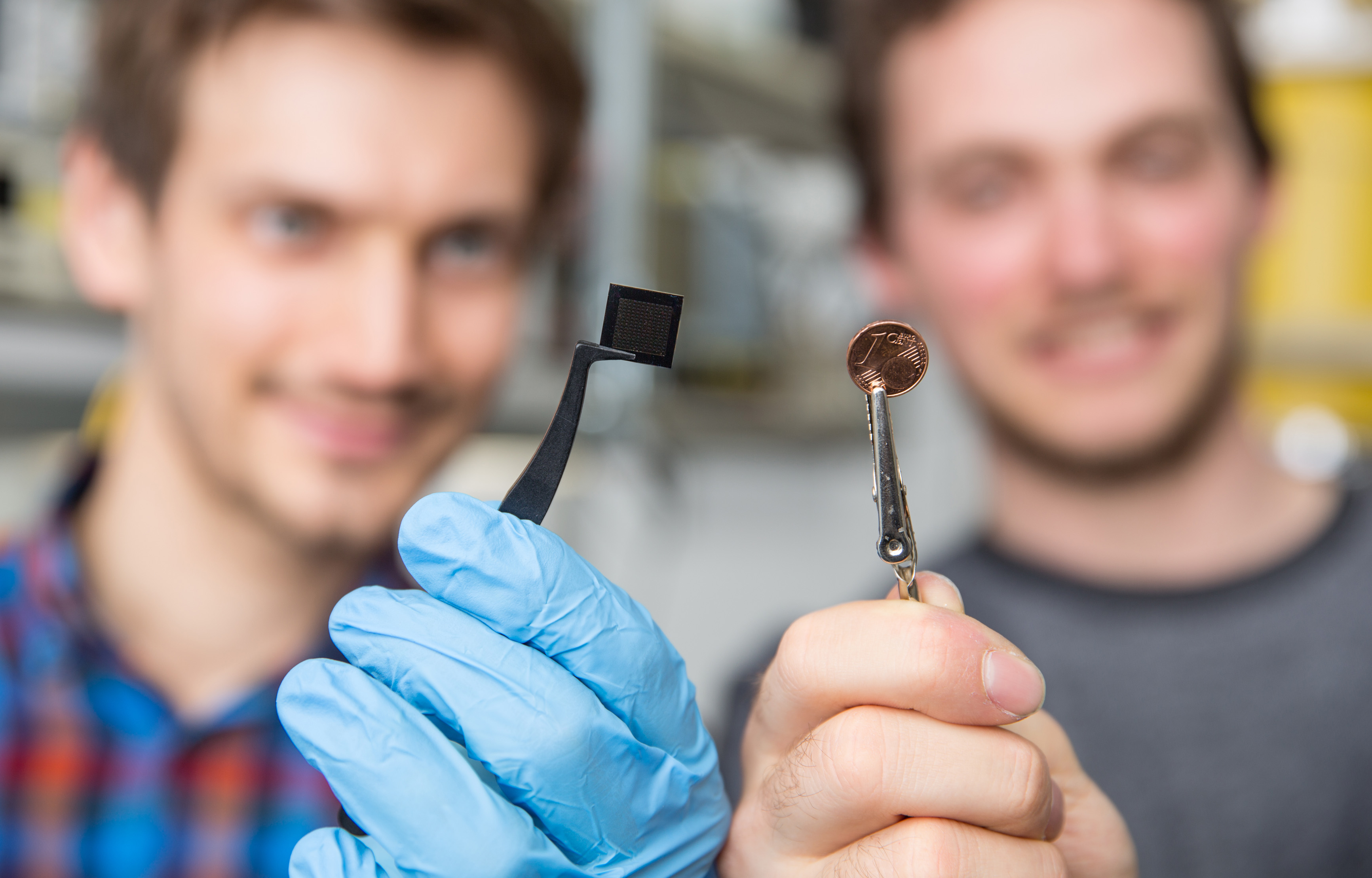 Los microchips ópticos tienen aproximadamente el tamaño de un céntimo de euro.© WWU - Peter Leßmann.