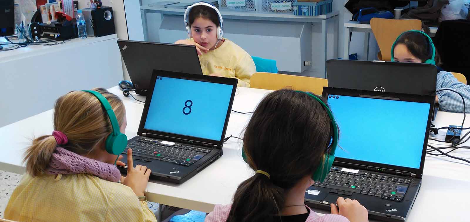 Participantes del proyecto Breathe realizando tests por ordenador. Foto: ISGlobal.