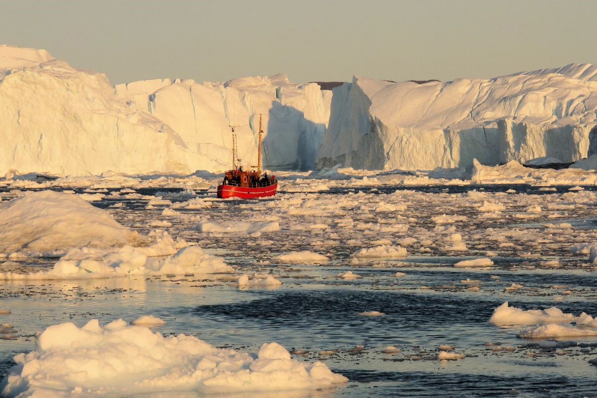Un barco alemán junto a una plataforma de hielo en la Antártida Occidental. Foto: Jonathan Bamber, Universidad de Bristol.