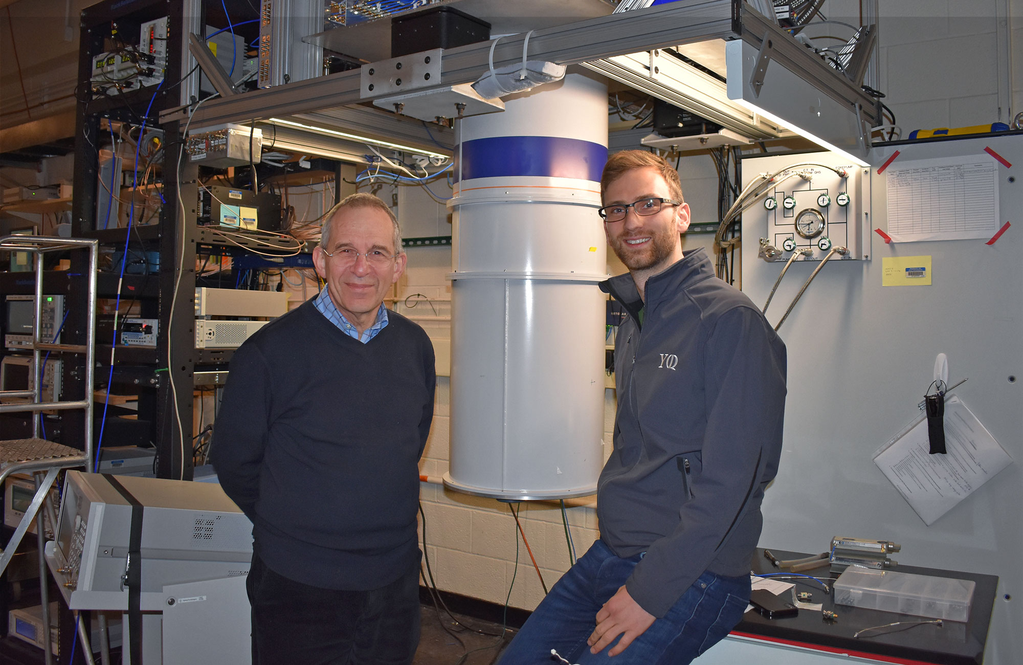Los protagonistas de esta investigación: Michel Devoret (izquierda) y Zlatko Minev en el laboratorio donde desarrollaron su experimento. Foto: Yale Quantum Institute.