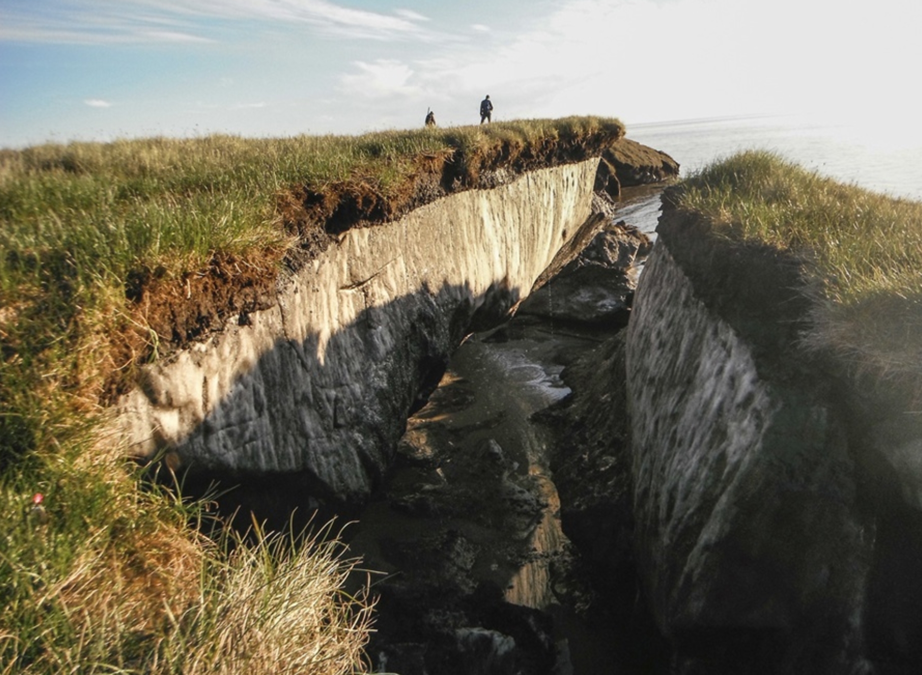 La erosión de la costa revela una capa de ‘permafrost’ en el lago Teshekpuk, en Alaska./ BRANDT MEIXELL-USGS.
