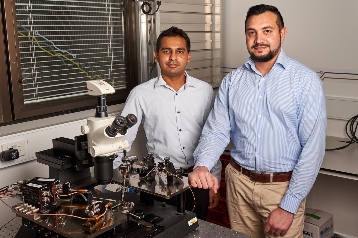 Los protagonistas: de izquierda a derecha: Sumeet Walia y Taimur Ahmed, del Grupo de Investigación de Materiales Funcionales y Microsistemas. Foto: Universidad RMIT.