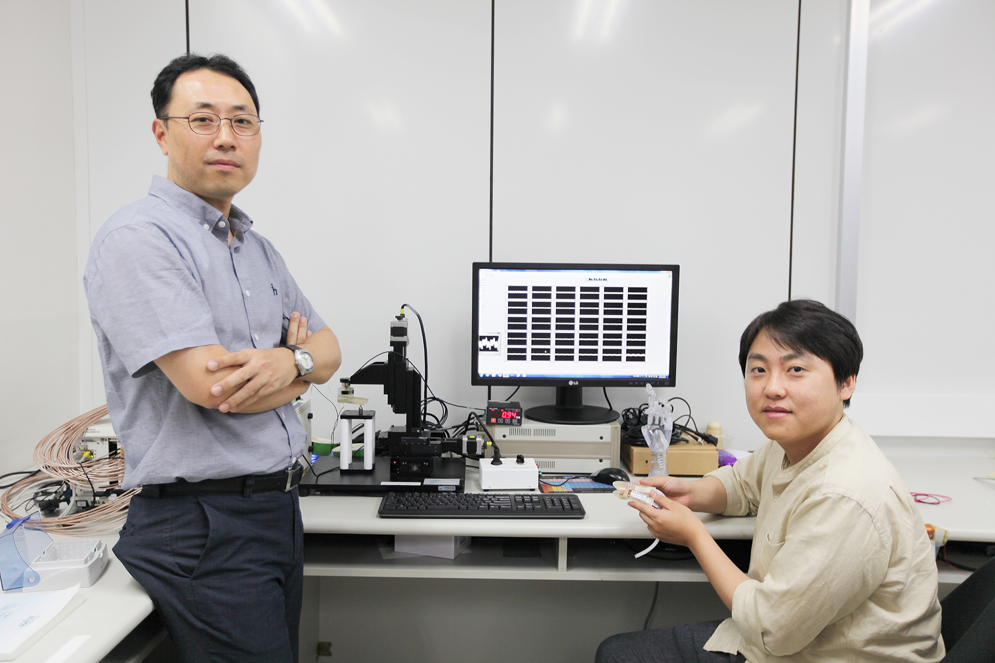 El profesor Jae Eun Jang (izquierda) y el estudiante del programa Minkyung Shim (derecha). Crédito: DGIST