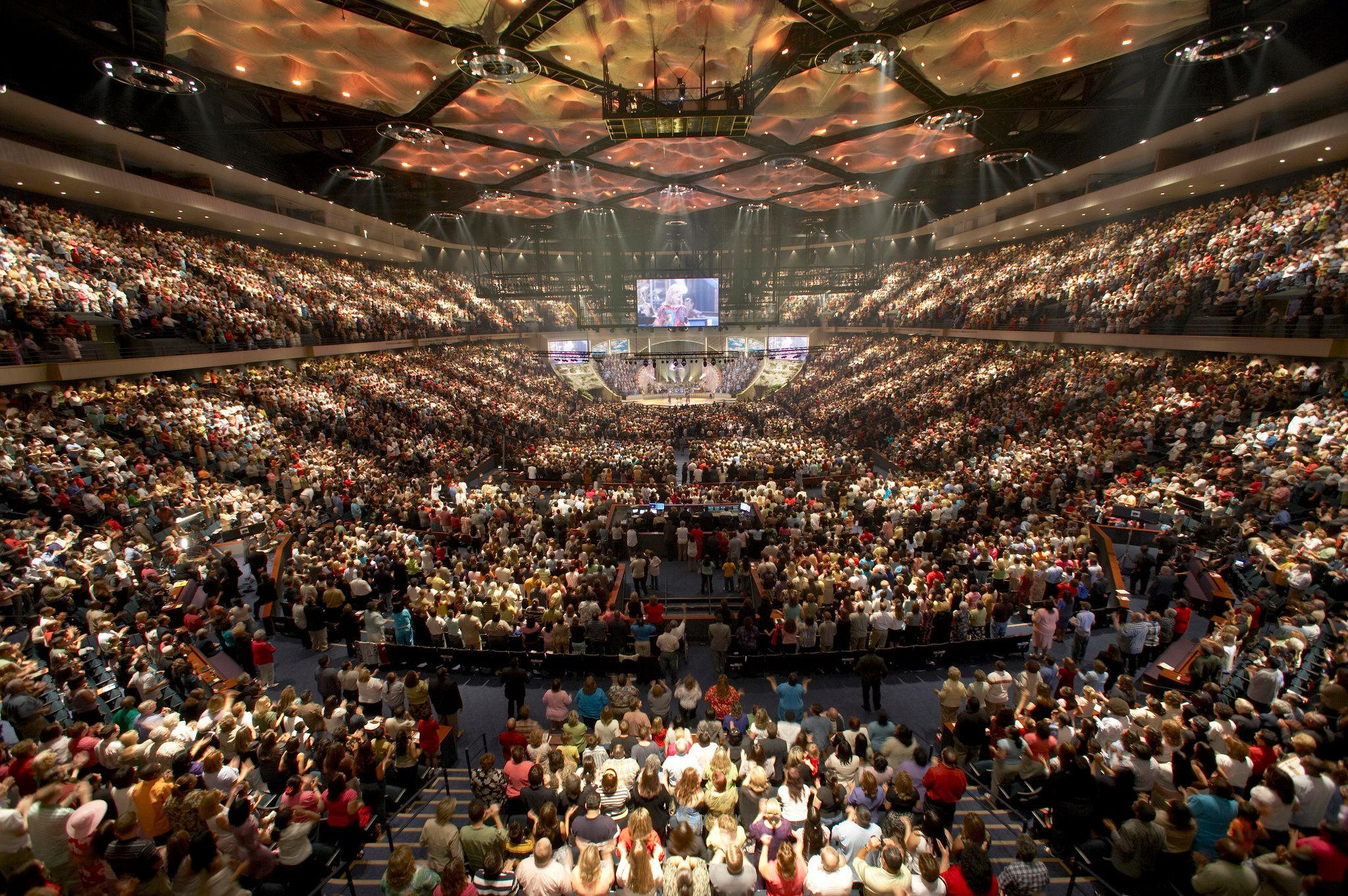 Ceremonia de la Iglesia Lakewood en Houston (USA) en un estadio deportivo con capacidad para 16.000 personas.  Foto: ToBeDaniel