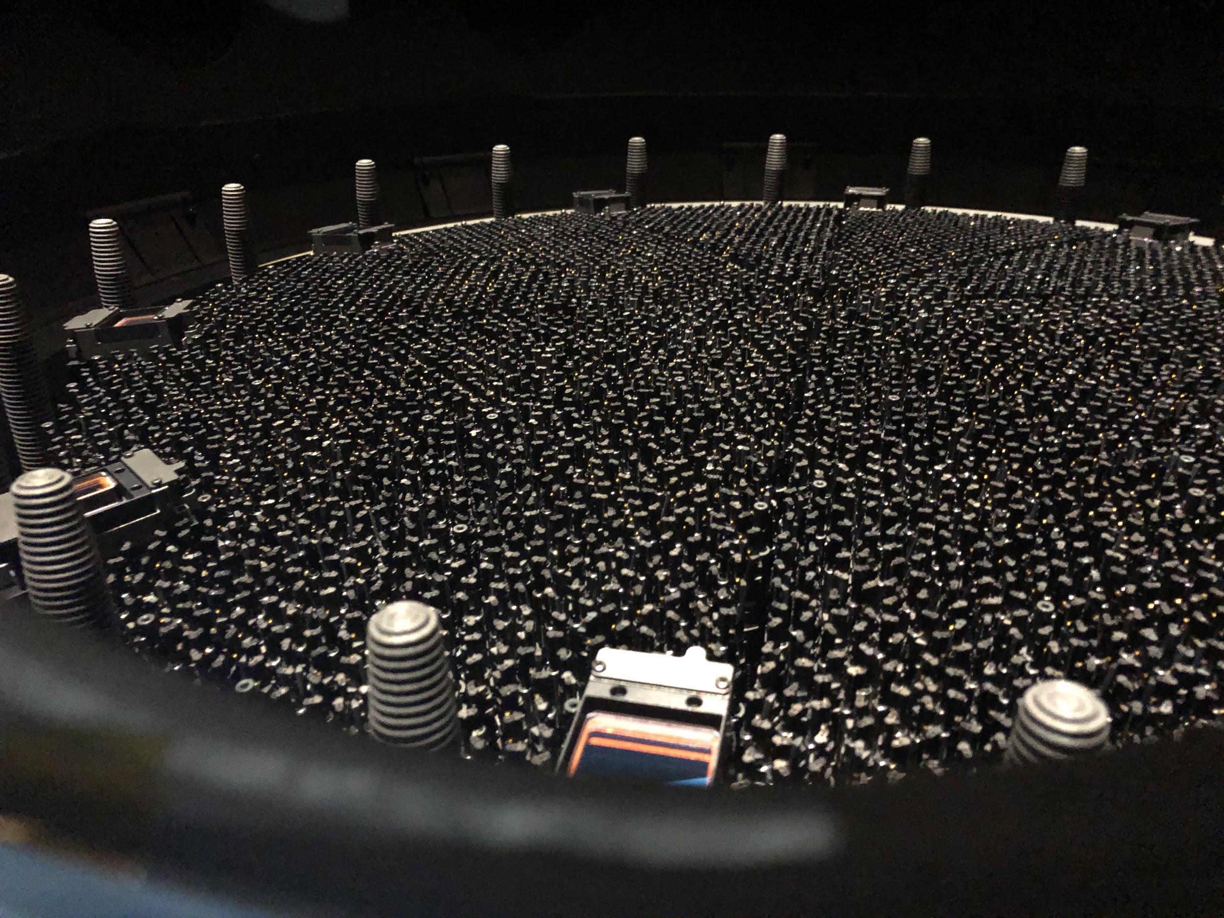 Una vista del plano focal totalmente instalado de DESI, que cuenta con 5.000 posicionadores robóticos automatizados, cada uno con un cable de fibra óptica para recoger la luz de las galaxias. Crédito de imagen: Colaboración DESI