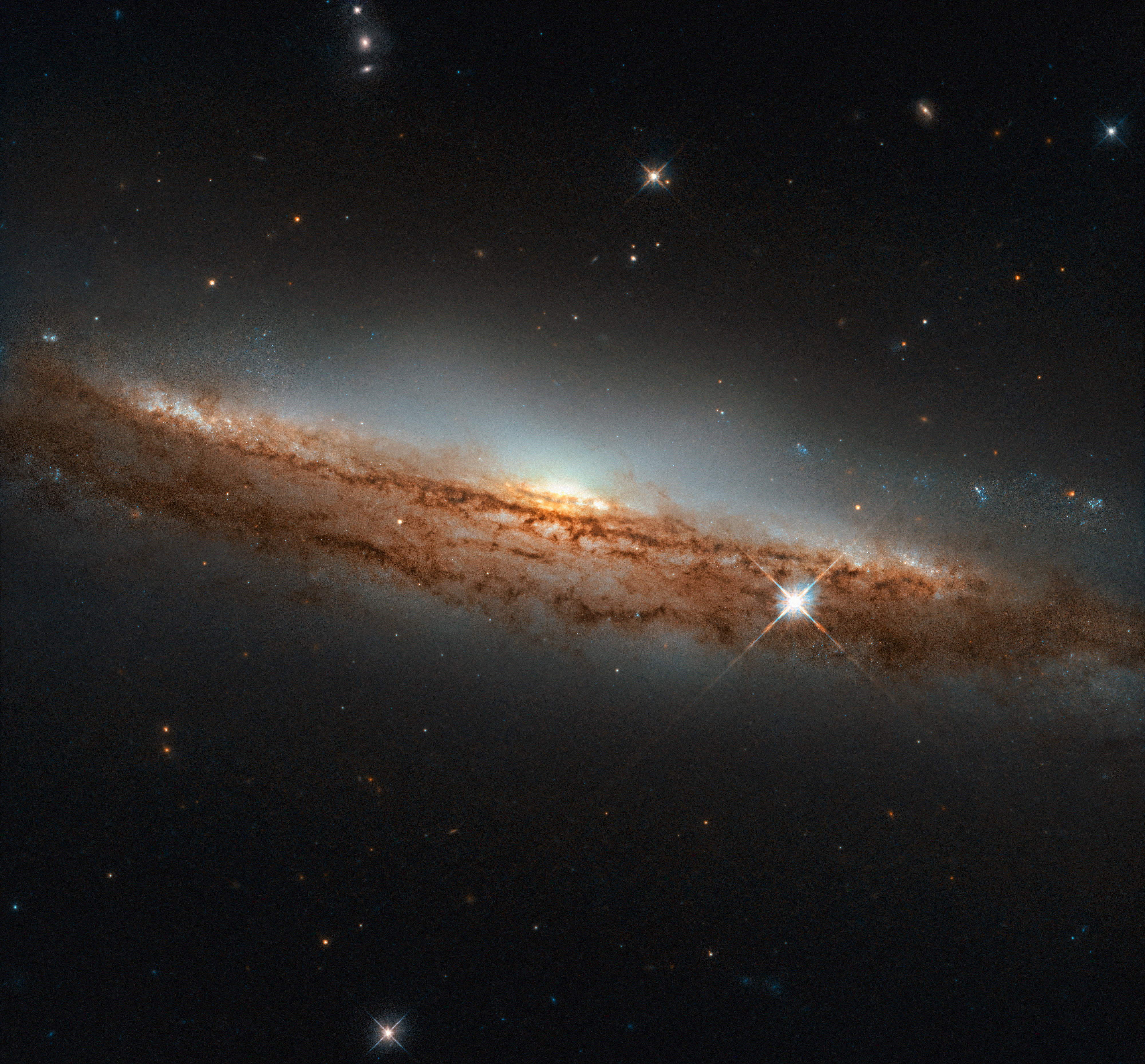 La galaxia espiral NGC 3717, situada a unos 60 millones de años luz de distancia en la constelación de Hydra (la Serpiente Marina). ESA / Hubble y NASA, D. Rosario.