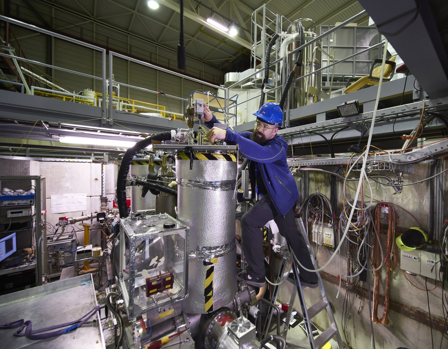 El portavoz de BASE, Stefan Ulmer, trabajando en el experimento (Imagen: CERN)