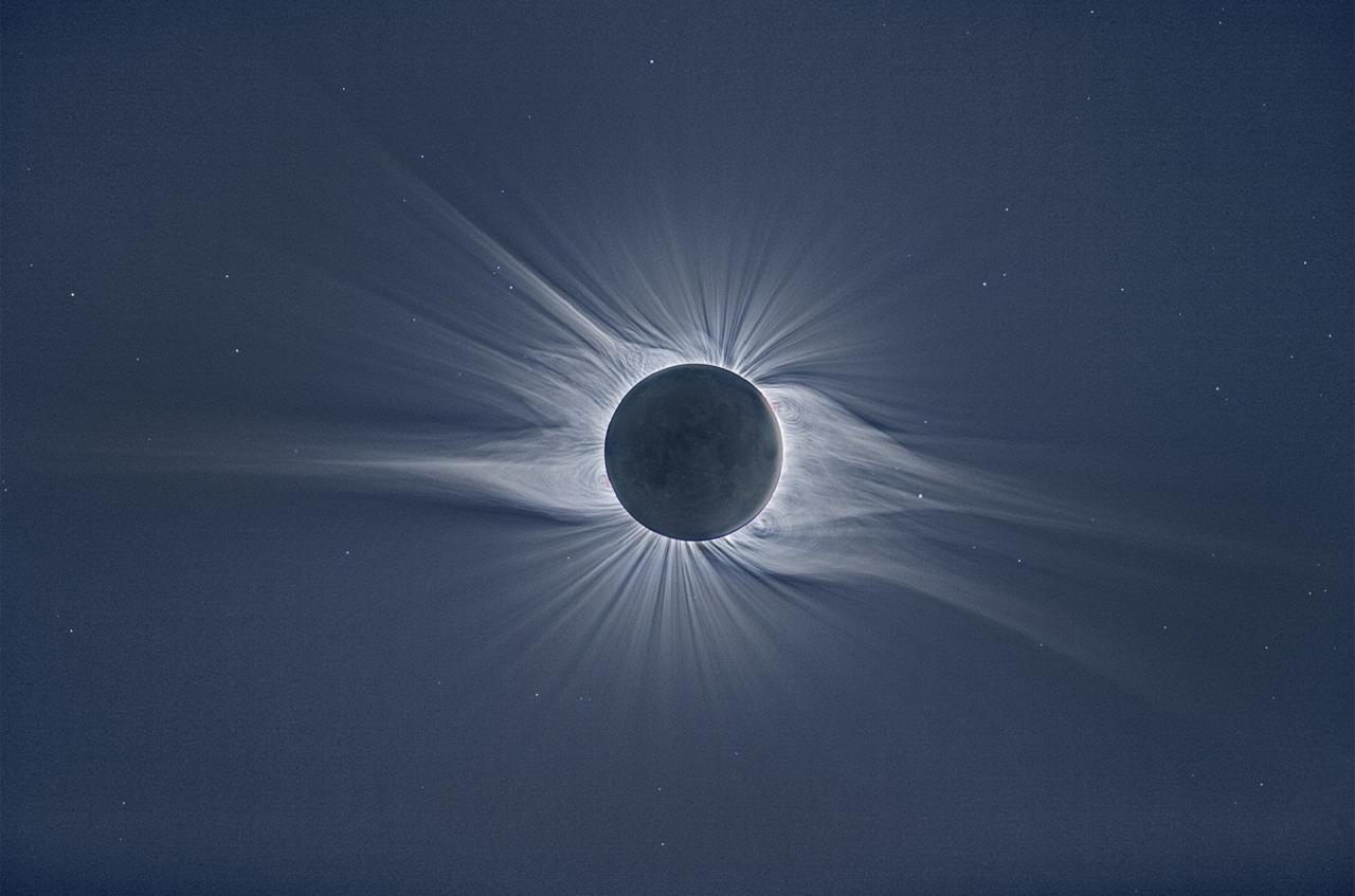 Eclipse total de Sol desde Novosibirsk (Rusia). Durante unos minutos se hace la oscuridad casi total (a pleno día) y se ve la corona solar, las estrellas y los planetas más brillantes. Créditos: J.C. Casado & D. López - starryearth.com. Shelios 2008.