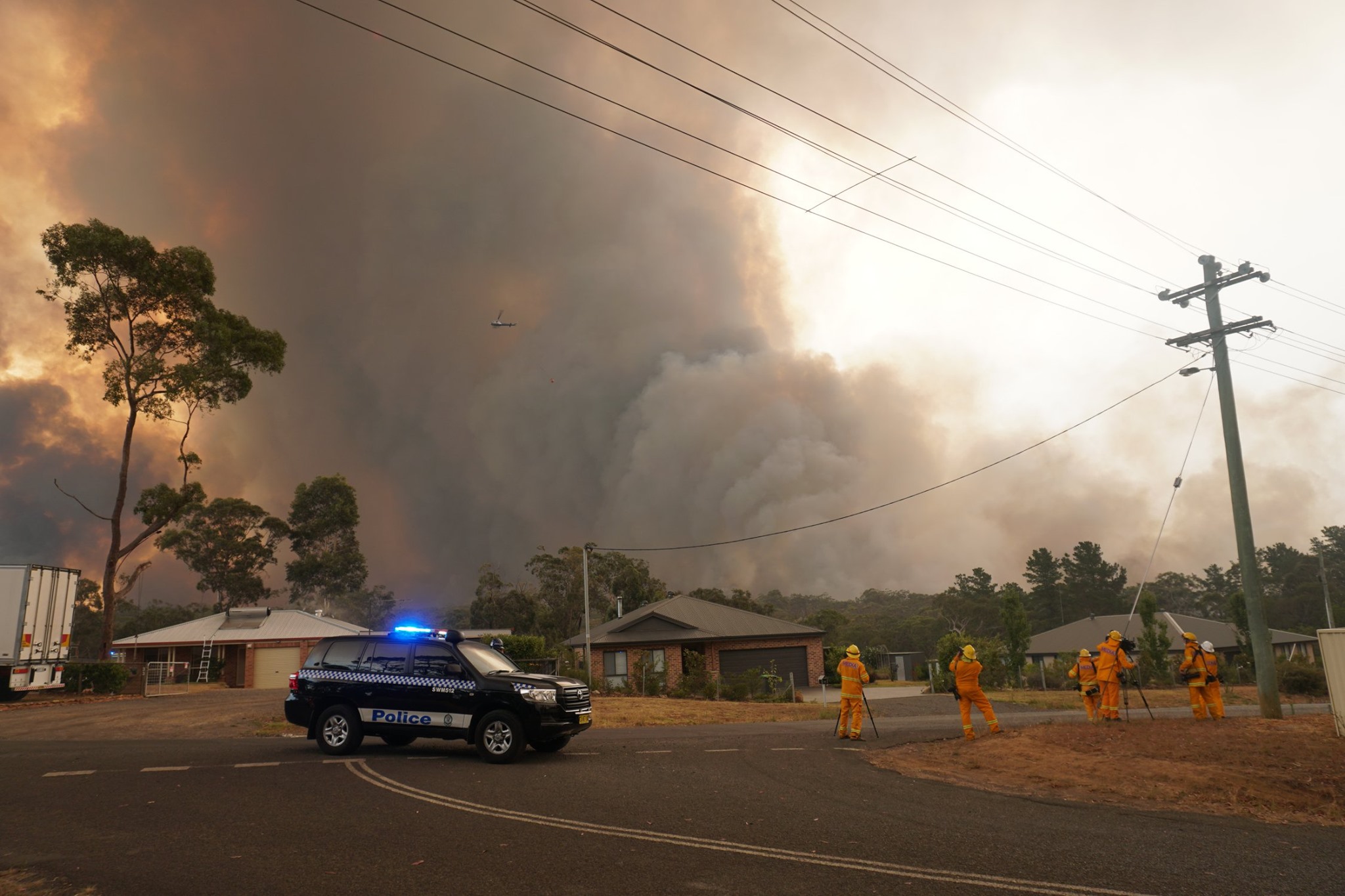 La policía evacua a los residentes de Yanderra, un pequeño pueblo situado en la frontera de las tierras altas del sur y la región de Macarthur de Nueva Gales del Sur, durante la ola de incendios forestales que asolan Australia. Foto tomada 21 de diciembre de 2019. Autor: Helitak430.