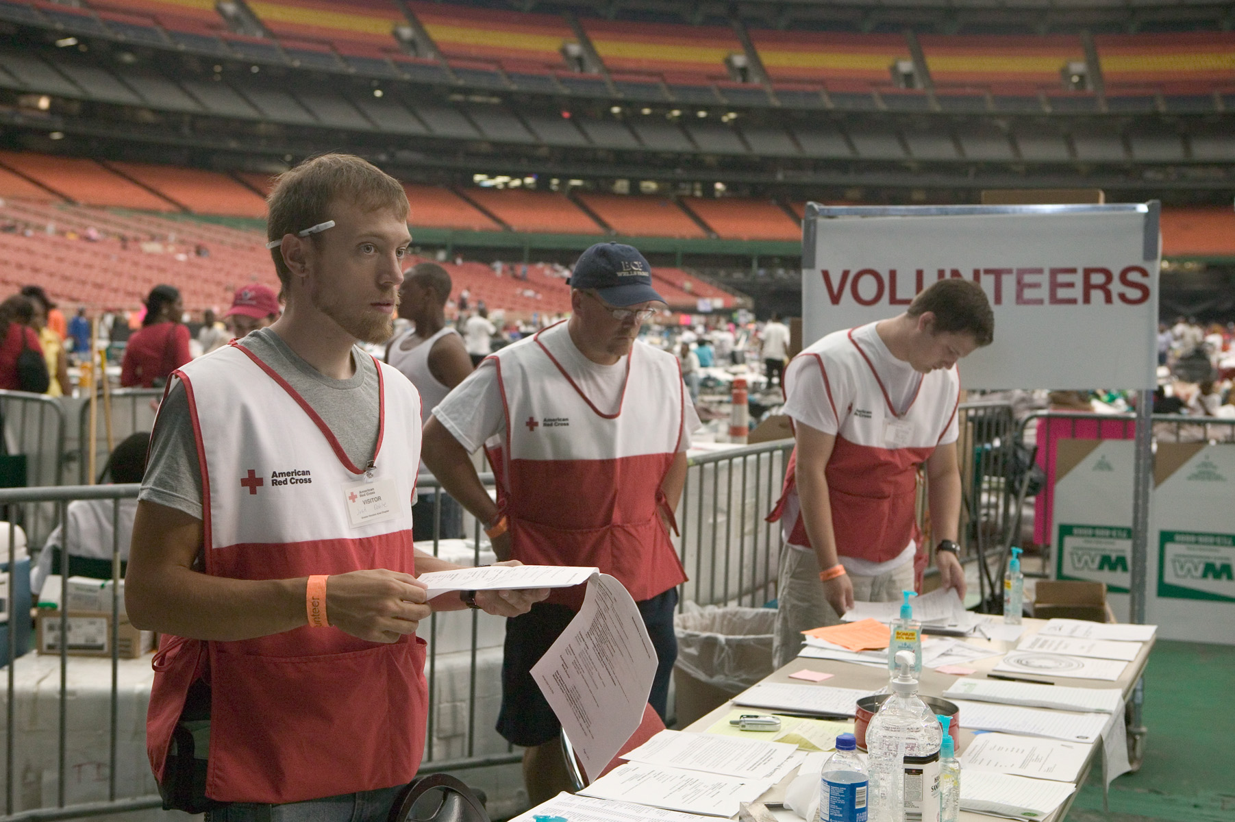 Voluntarios ayudan a las víctimas del  huracán Katrina, que provocó 1.833 muertes en 2005 en Estados Unidos. Foto: FEMA (Federal Emergency Management Agency).