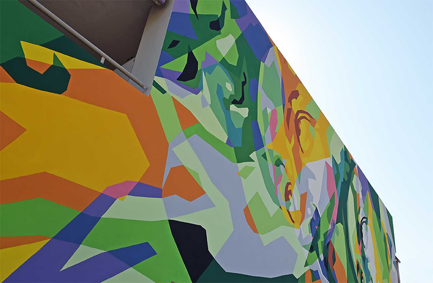 Murales anticontaminantes podrían ser una forma colorida de limpiar el aire de la ciudad. Crédito de imagen – AM Technology.