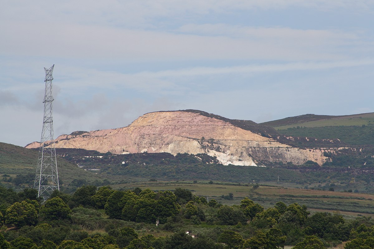 Antigua mina de Penouta, vista desde el centro de Viana do Bolo (Ourense, España). Foto de 2011. Autor: Jorjum.