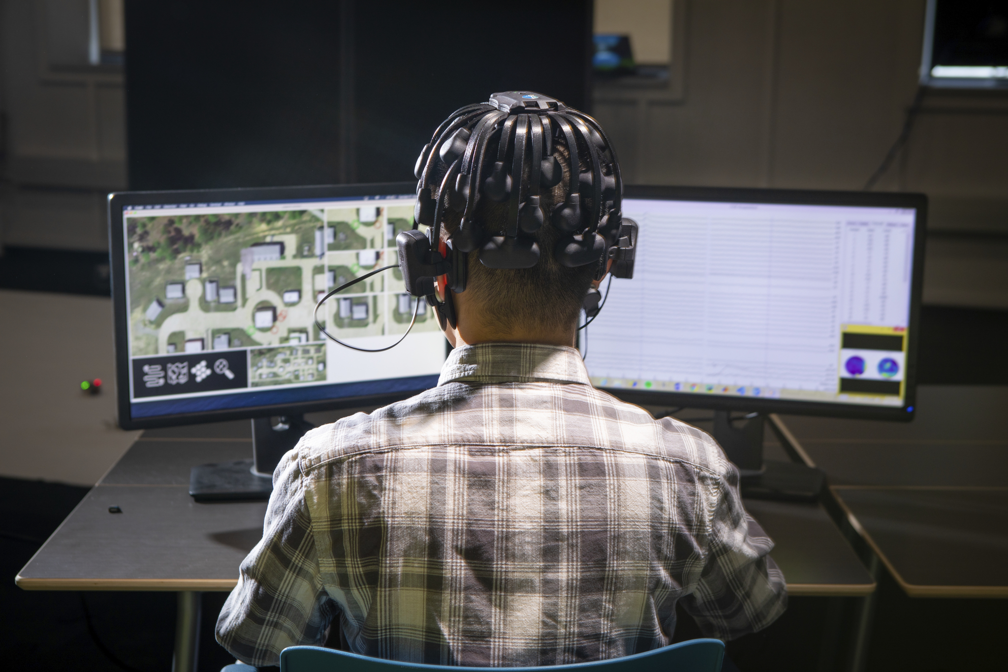 Medición de las ondas cerebrales de los estudiantes mientras experimentan con videojuegos que simulan entornos para robots autónomos. Crédito: Douglas Levere, Universidad de Búfalo.