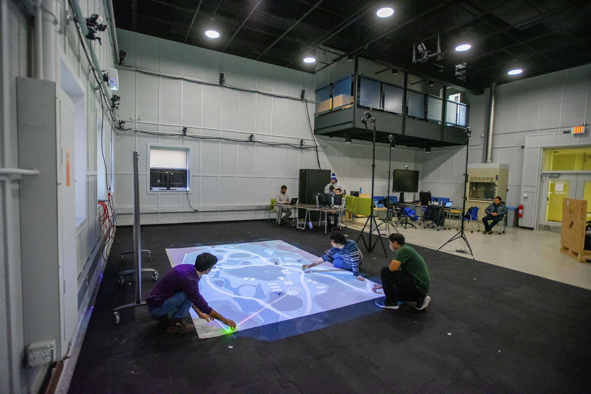 Entorno simulado para demostrar cómo los robots autónomos de aire y tierra pueden trabajar juntos imitando ondas cerebrales humanas. Crédito: Douglas Levere, Universidad de Búfalo.