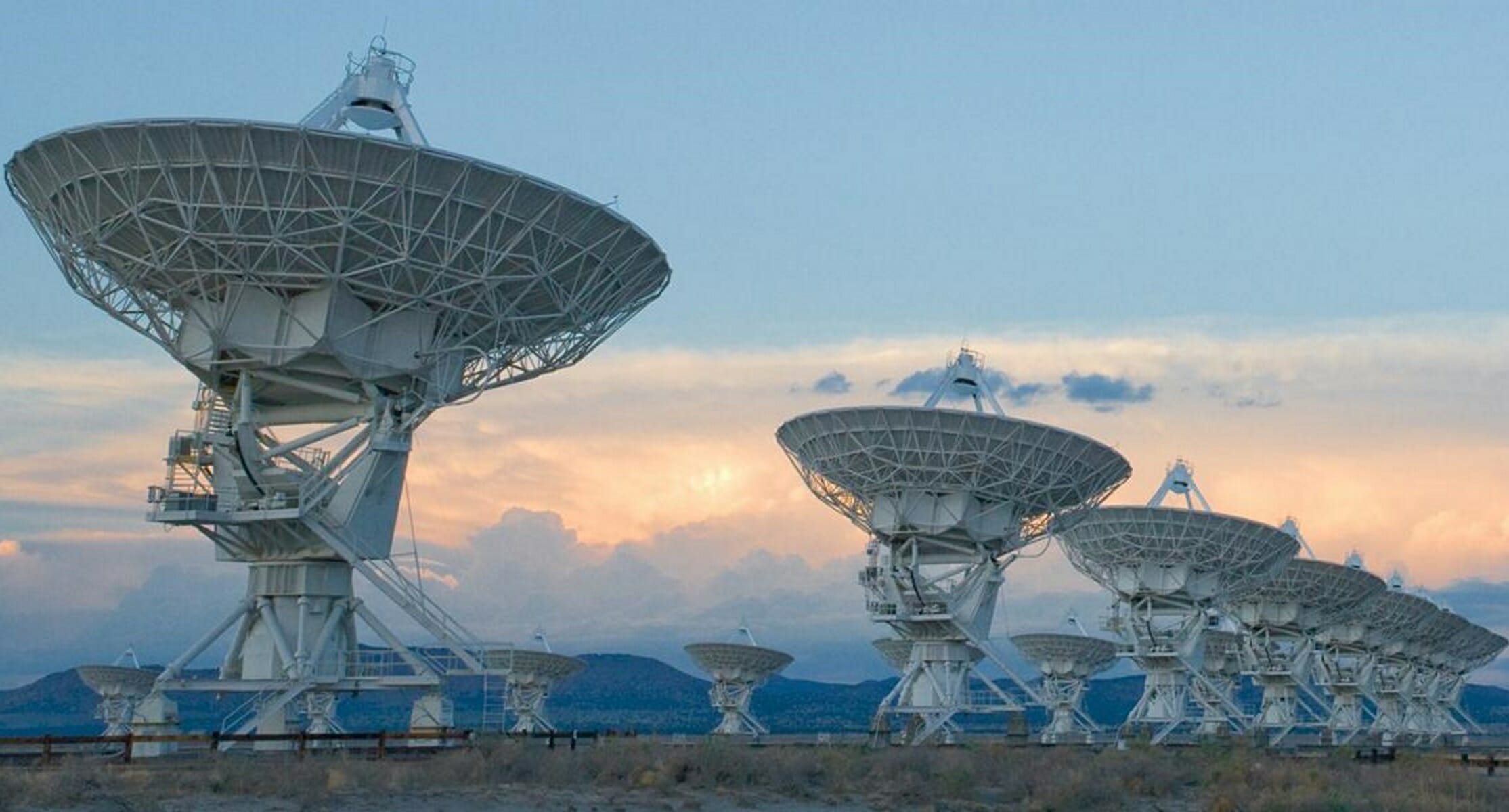 Las 27 antenas de radio del Very Large Array (VLA) en Socorro, Nuevo México, que buscarán huellas de tecnologías extraterrestres en el universo. Crédito: Alex Savello/NRAO