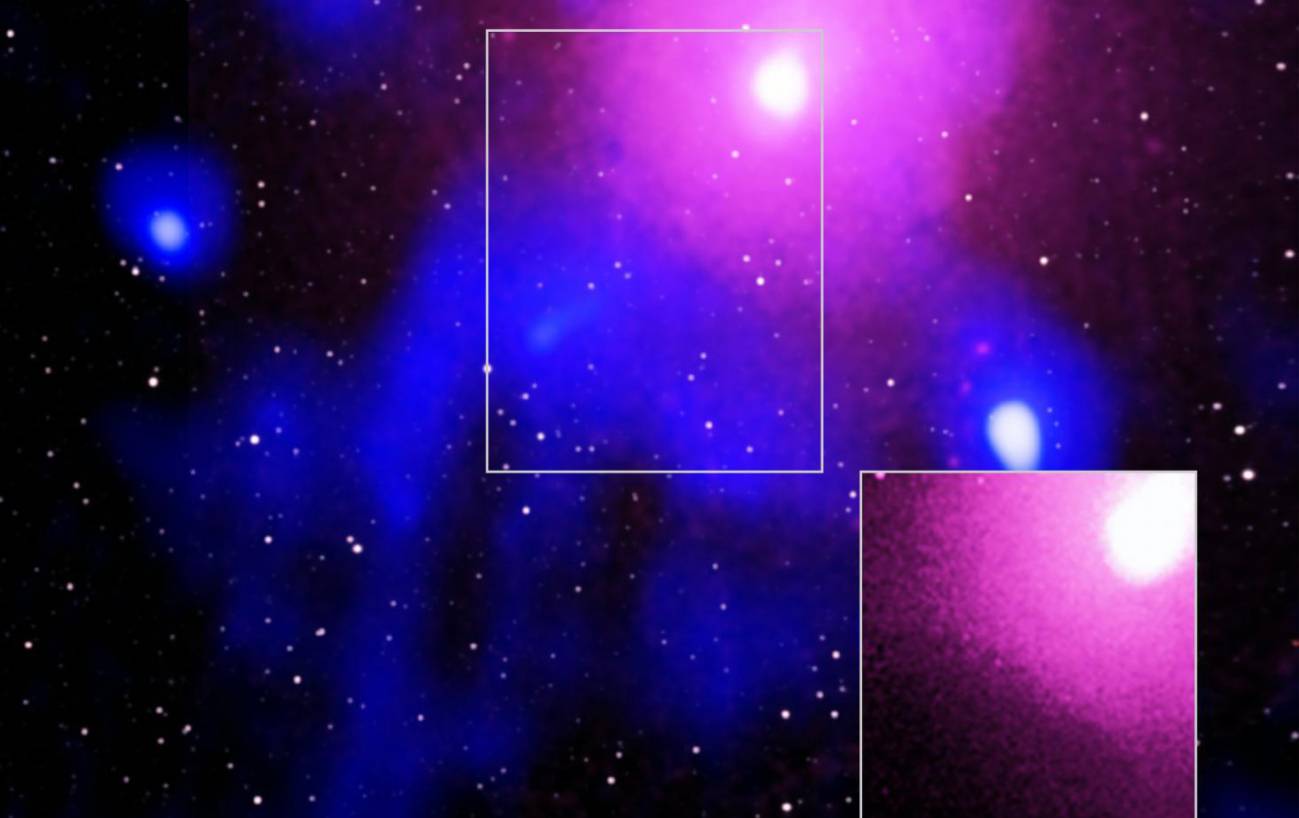 La colosal explosión cósmica, obtenida combinando datos de diferentes telescopios. En rojo, ampliada la zona centrada en la parte superior. Créditdo: NASA, ESA, ICRAR et al.