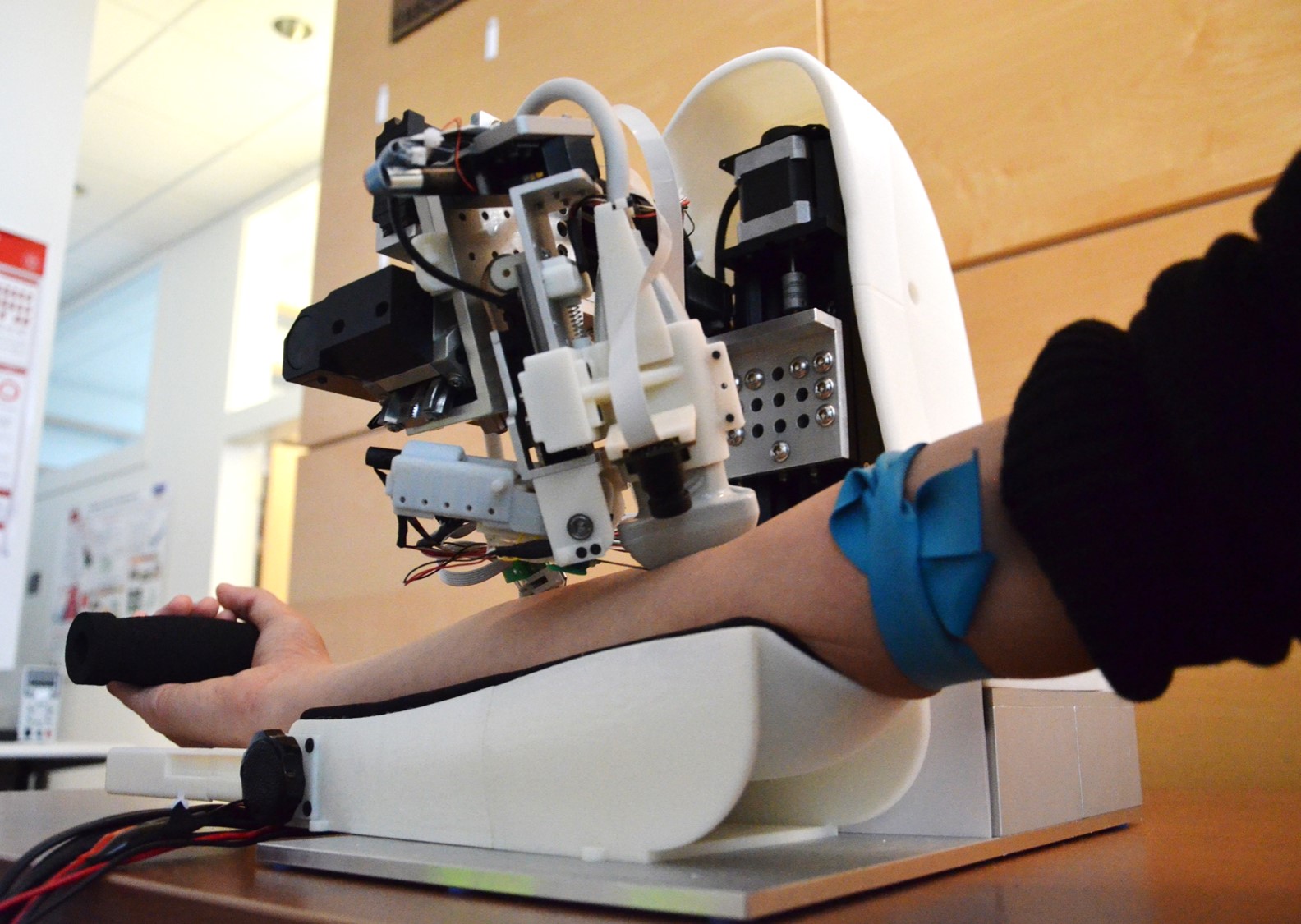 Este dispositivo robótico de sobremesa puede dirigir con precisión agujas y catéteres hacia pequeños vasos sanguíneos con una supervisión mínima. Foto: Martin Yarmush y Alvin Chen. Universidad de Rutgers.