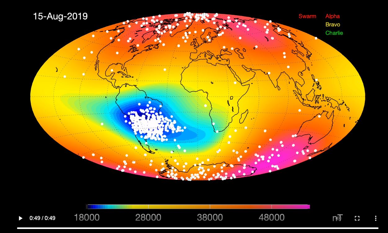Los puntos blancos indican eventos magnéticos registrados por los satélites entre 2914 y 2019 en el interior de la Anomalía del Atlántico Sur. Los colores de fondo del planeta reflejan la variedad de la intensidad del campo magnético a 450 km de altura. ESA.