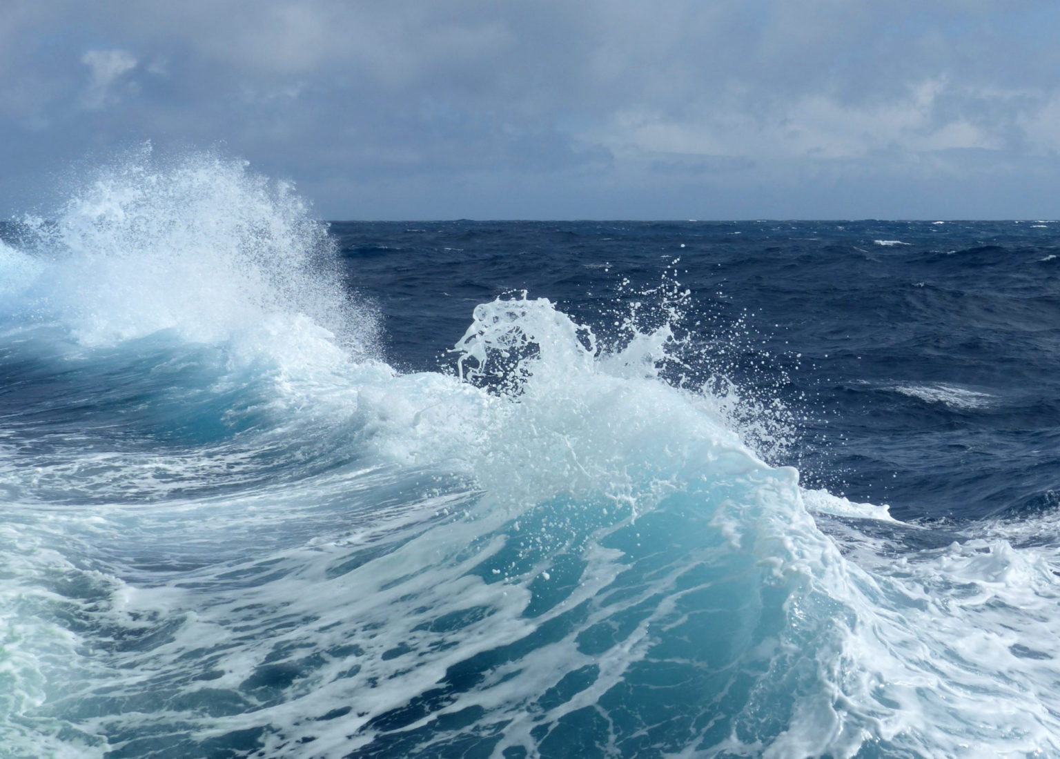 Una ola rompe contra el costado del buque de investigación durante la campaña de análisis de la atmósfera oceánica austral. Foto de Peter Shanks (CSIRO, AU).