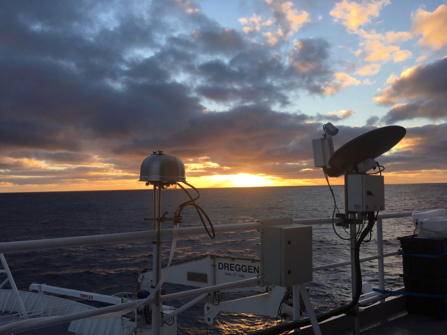 Los filtros de aerosol sondean el aire sobre el Océano Austral en el buque de investigación. Foto de Kathryn Moore.