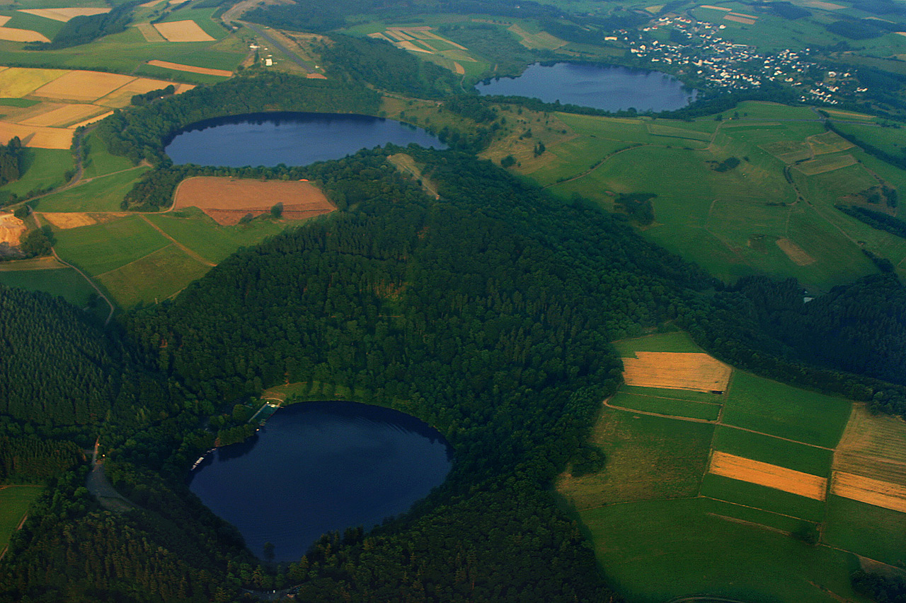 Tres cráteres llenos de agua en Eifel reflejan el turbulento  pasado geológico de esta región volcánica situada al oeste de Alemania. Crédito: Martin Schildgen.