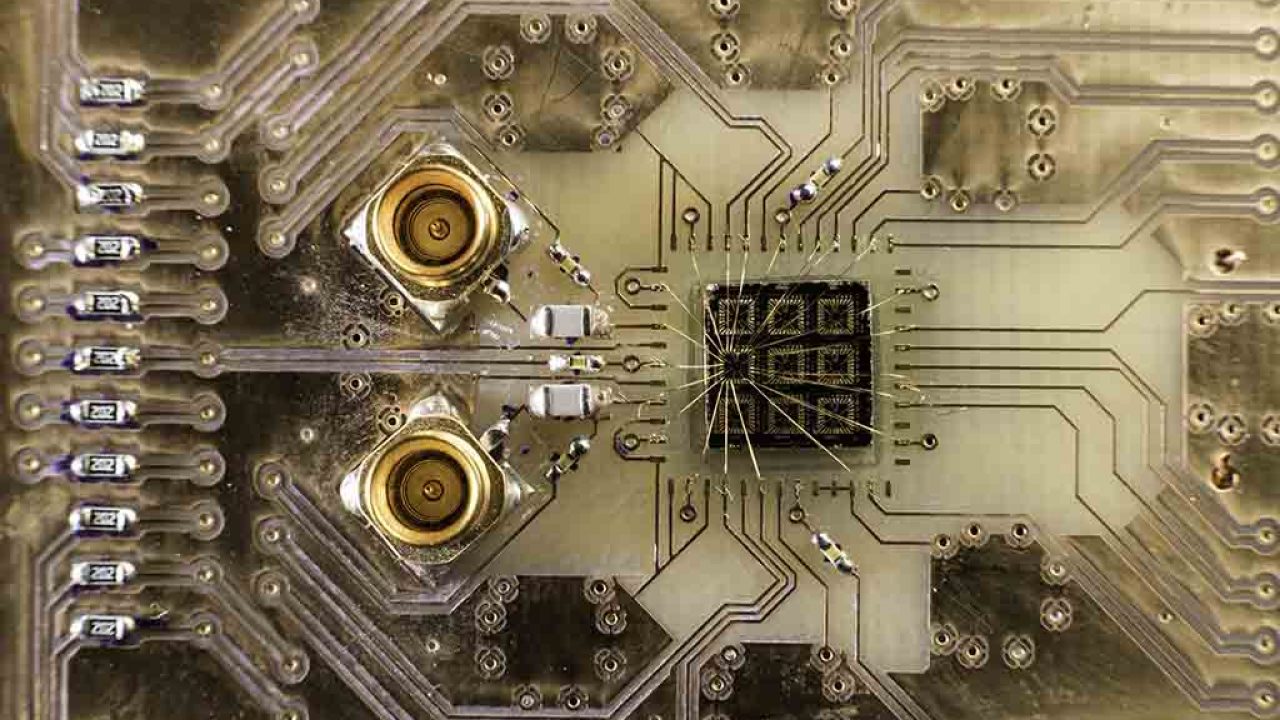 Imagen de un procesador cuántico conectado a un circuito electrónico. (Foto de la Universidad de Rochester / J. Adam Fenster)