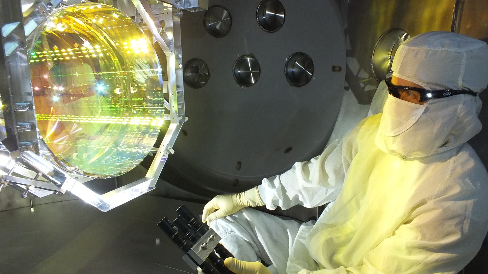 En la foto, un técnico de óptica de LIGO inspecciona uno de los espejos de LIGO. Crédito: Matt Heintze /Caltech/MIT/LIGO Lab