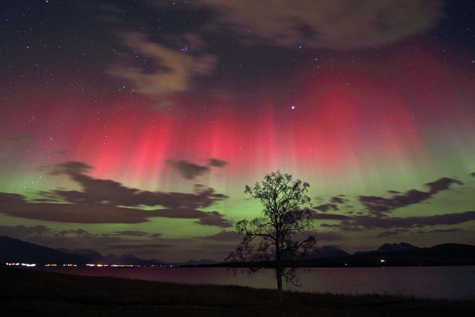 Auroras roja y verde. Fuente: Frank Olsen. Fuente: Wikipedia.