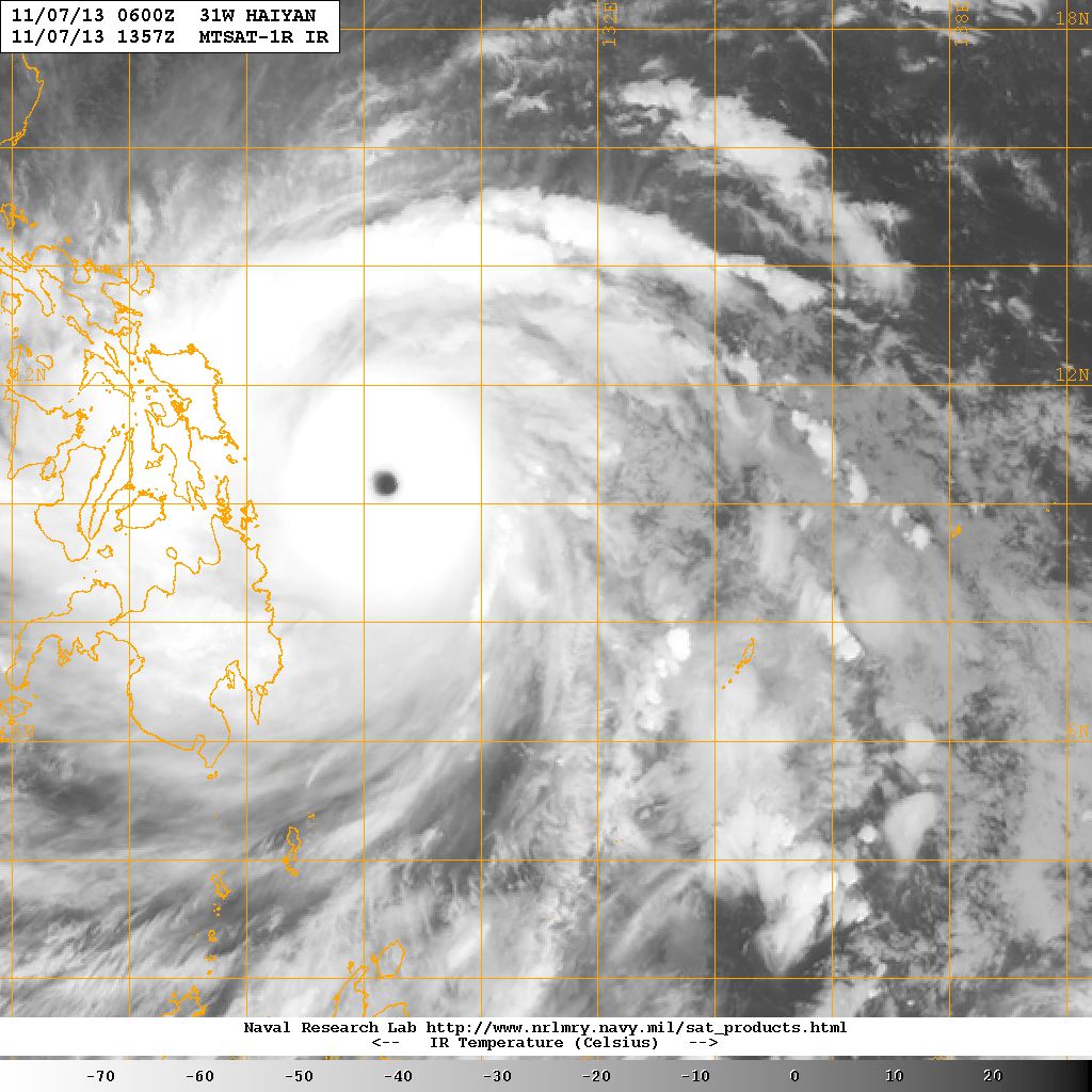 Imagen de satélite capturada el 7 de noviembre de 2013 mostrando a Haiyan en su pico de intensidad. Al oeste del sistema, se pueden apreciar las bandas estrechas alimentadoras ya sobre las Filipinas. Imagen: NRL/NAVY Tropical Cyclone Page. Fuente: Wikipedia.