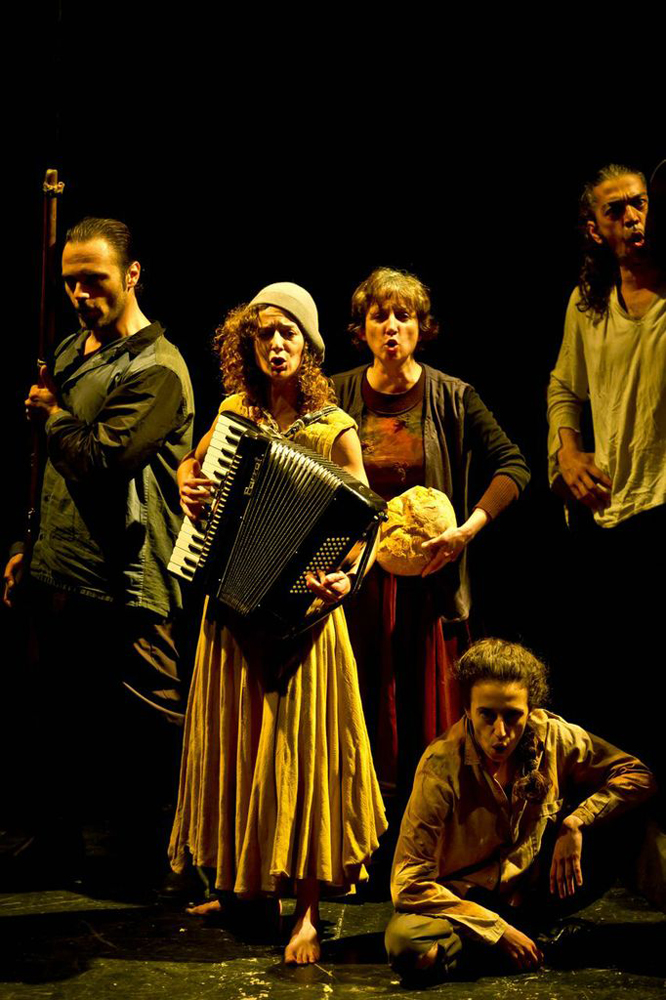 Momento de la representación de "Madre Coraje". Imagen cortesía del Teatro Alhambra de Granada.