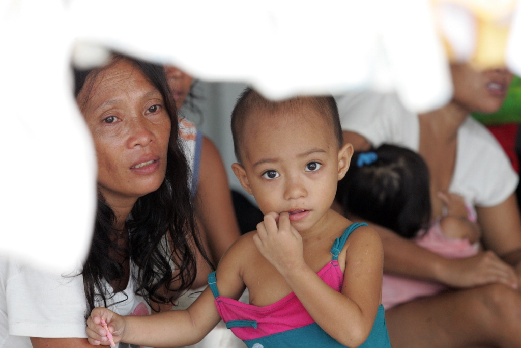 Una niña desplazada por el tifón Haiyán en un centro de evacuación de Tacloban, Filipinas. Imagen: Jmaitem. Fuente: Unicef.