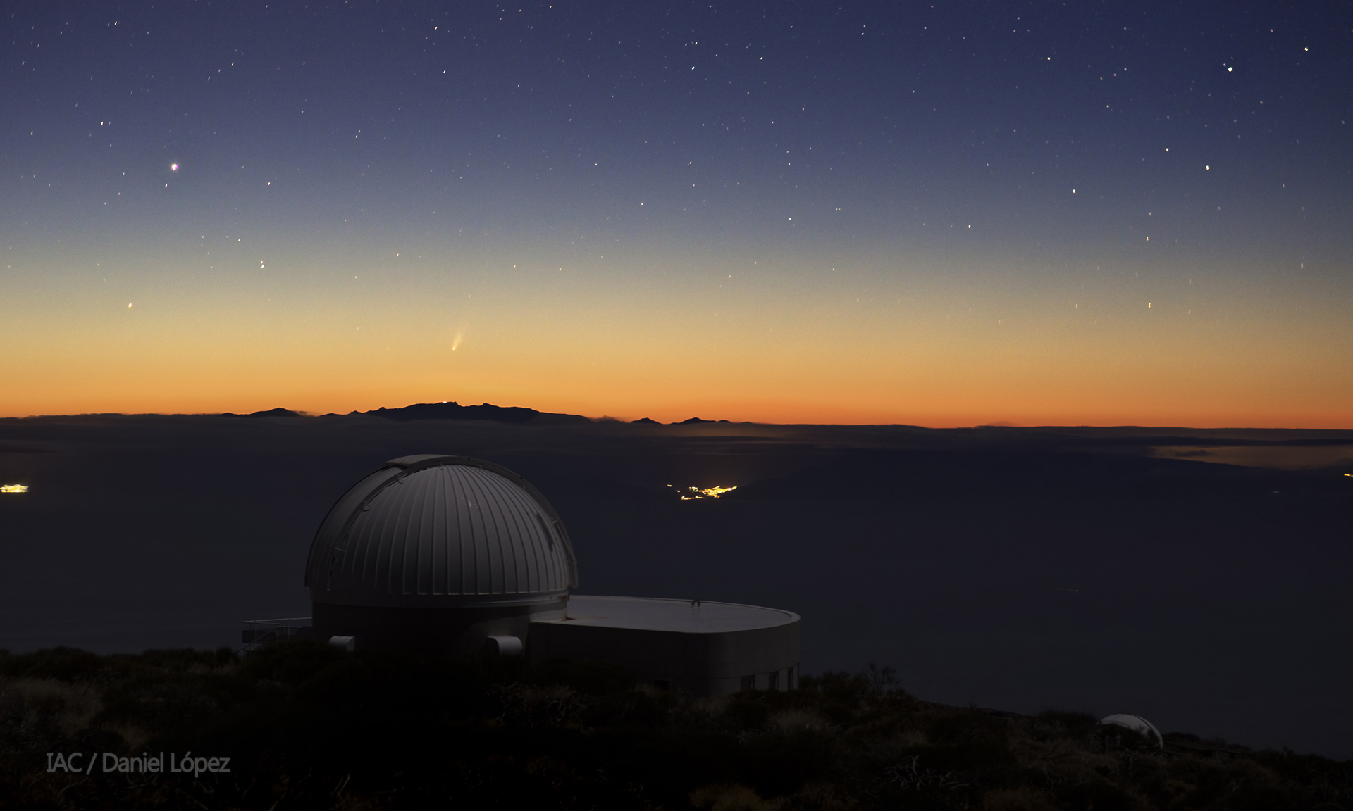 El cometa ISON (arriba a la izquierda) la madrugada del 24 de noviembre, visto desde el Observatorio del Teide. Imagen: Daniel López. Fuente: IAC.