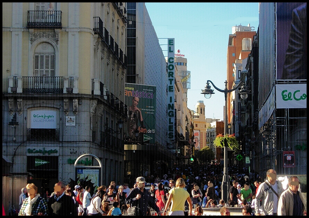 Calle Preciados desde Puerta del Sol, Madrid. Actividad comercial durante un día domingo. Imagen: Carlos Viñas-Valle. Fuente: Flickr.