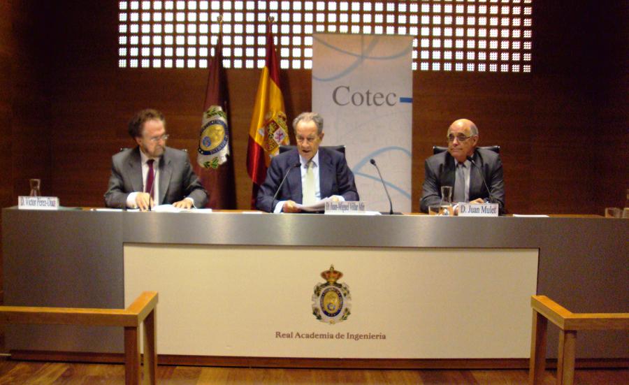 De izquierda a derecha, Víctor Pérez-Díaz, Juan-Miguel Villar Mir y Juan Mulet. Fuente: Cotec.