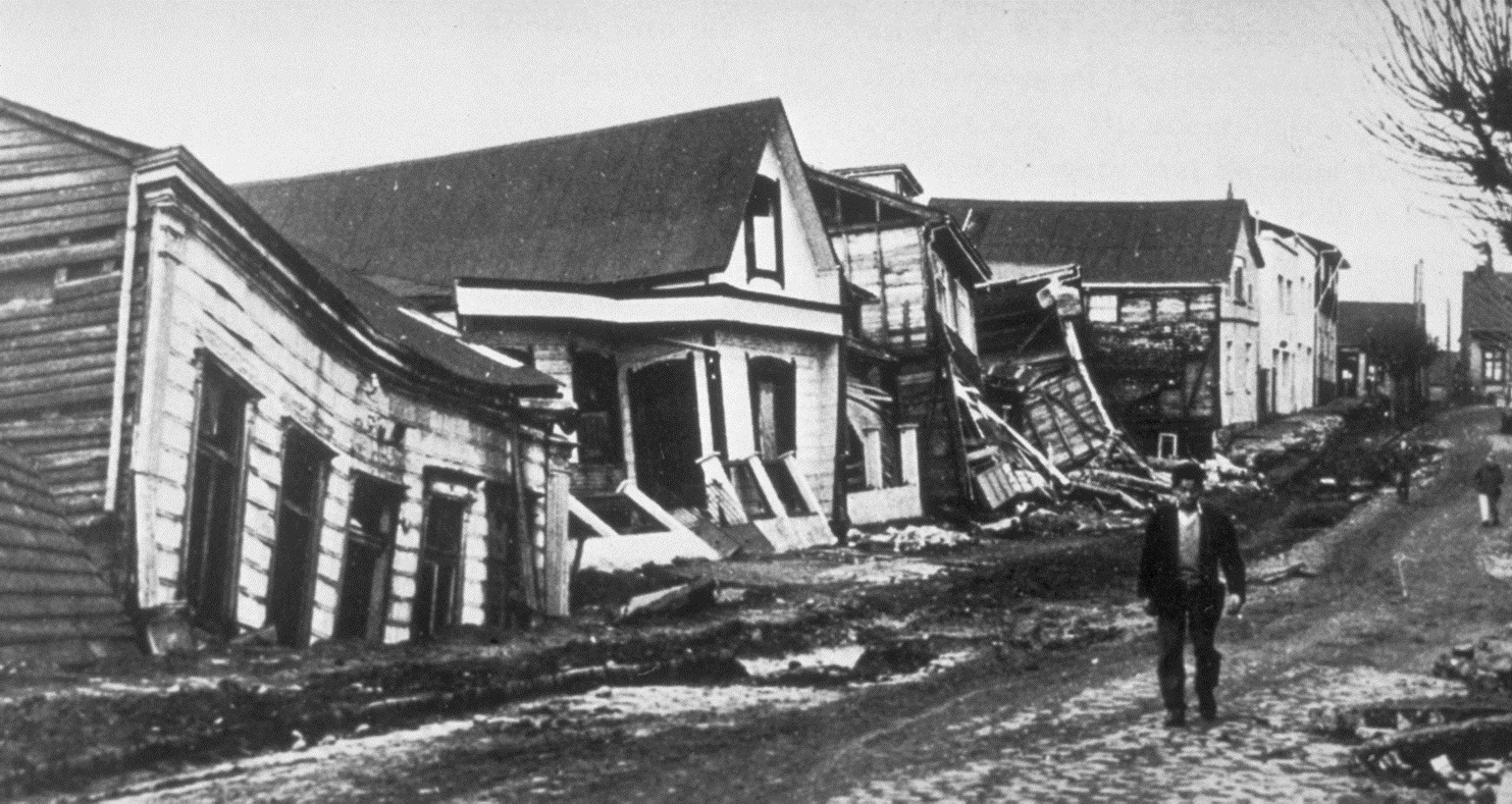 Daños causados por el terremoto del año 1960 en Valdivia, Chile. Es el sismo más fuerte registrado en la historia de la humanidad: 9,5 grados en la escala de Richter. Imagen: NGDC Natural Hazards Slides with Captions Header. Fuente: Wikipedia.