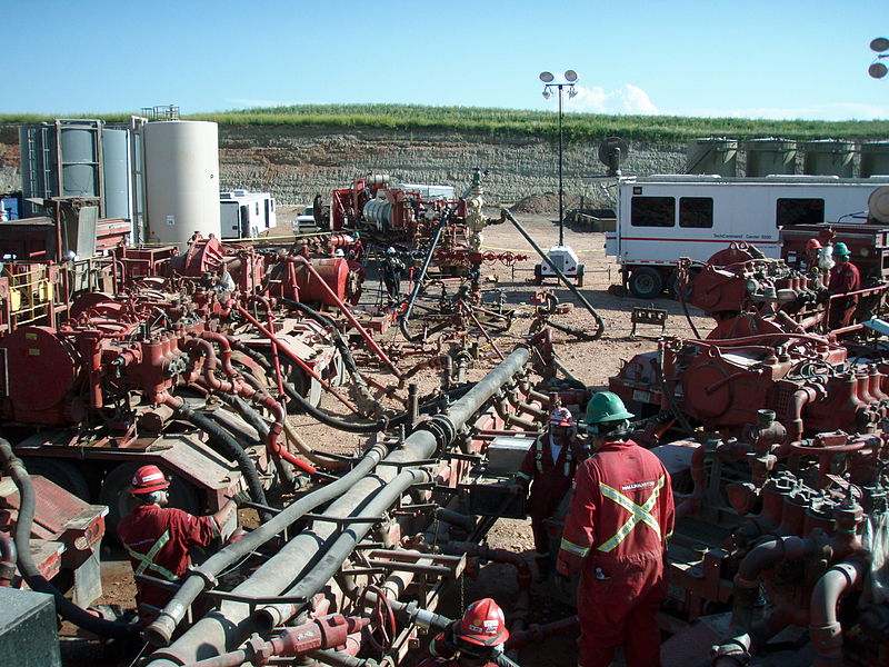 Trabajos de fracking en Dakota del Norte (EEUU). Imagen: Joshua Doubek. Fuente: Wikipedia.