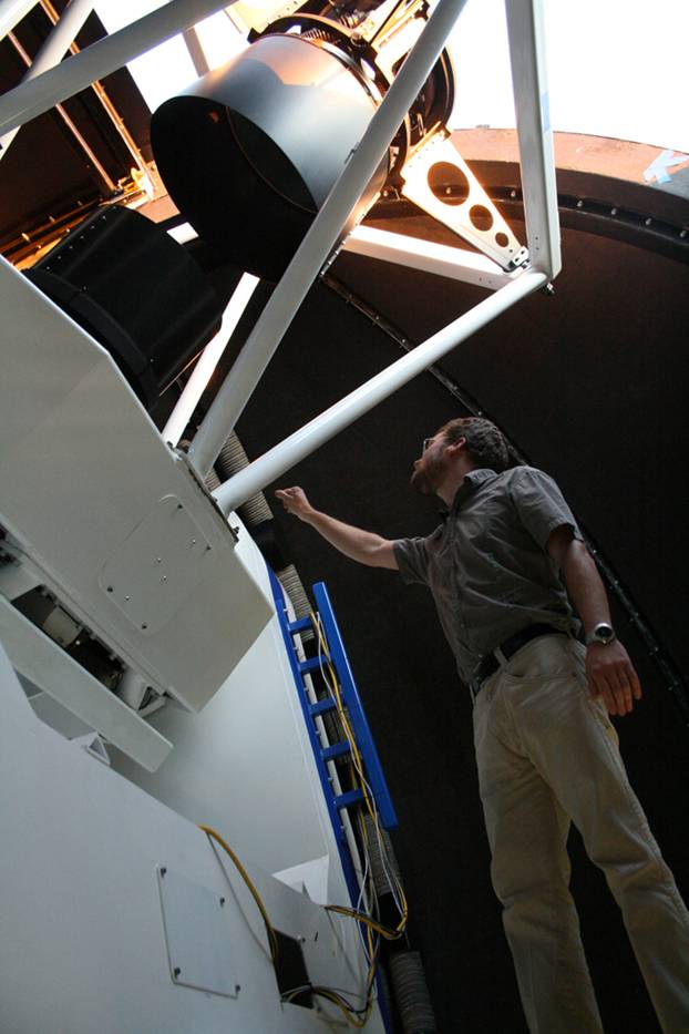 Stefan Keller junto al telescopio SkyMapper.