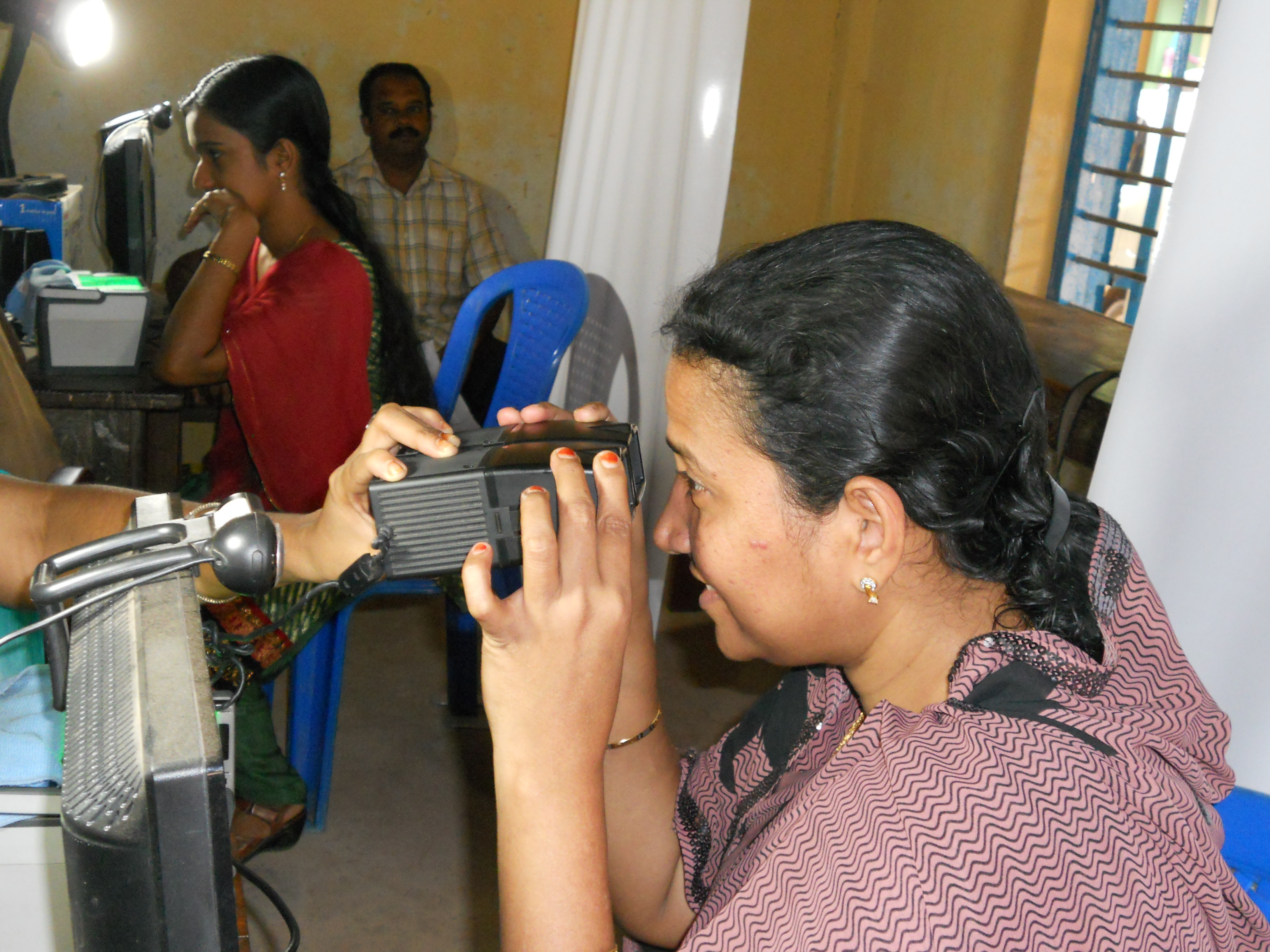 Recogida de imágenes del iris para Aadhaar. Fuente: Fotokannan/ Wikimedia Commons